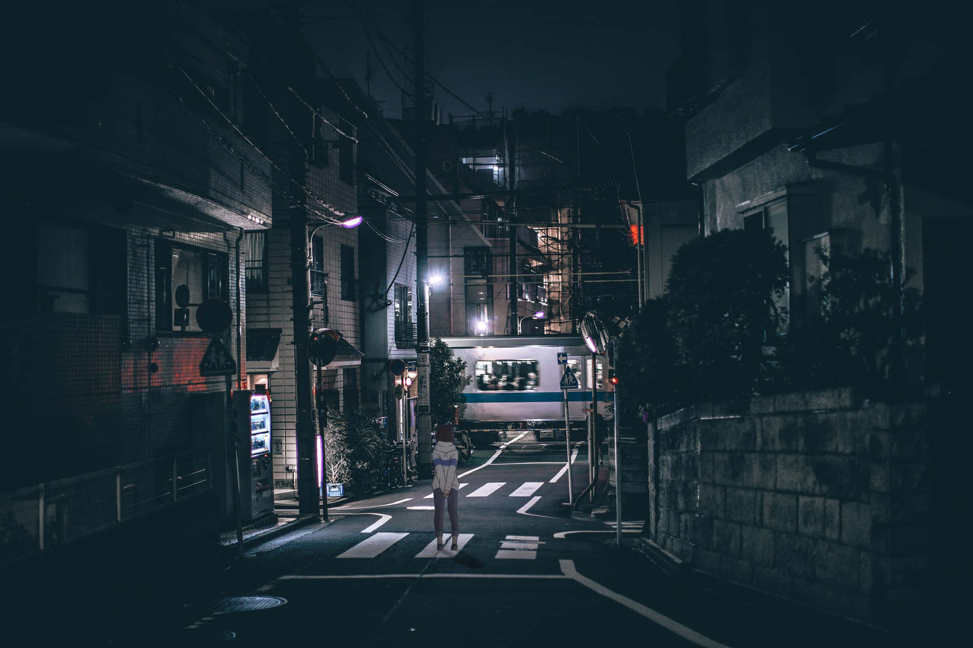 夜晚街道行人穿越道，火車駛過時站立的人 — 日式暗黑 壁紙