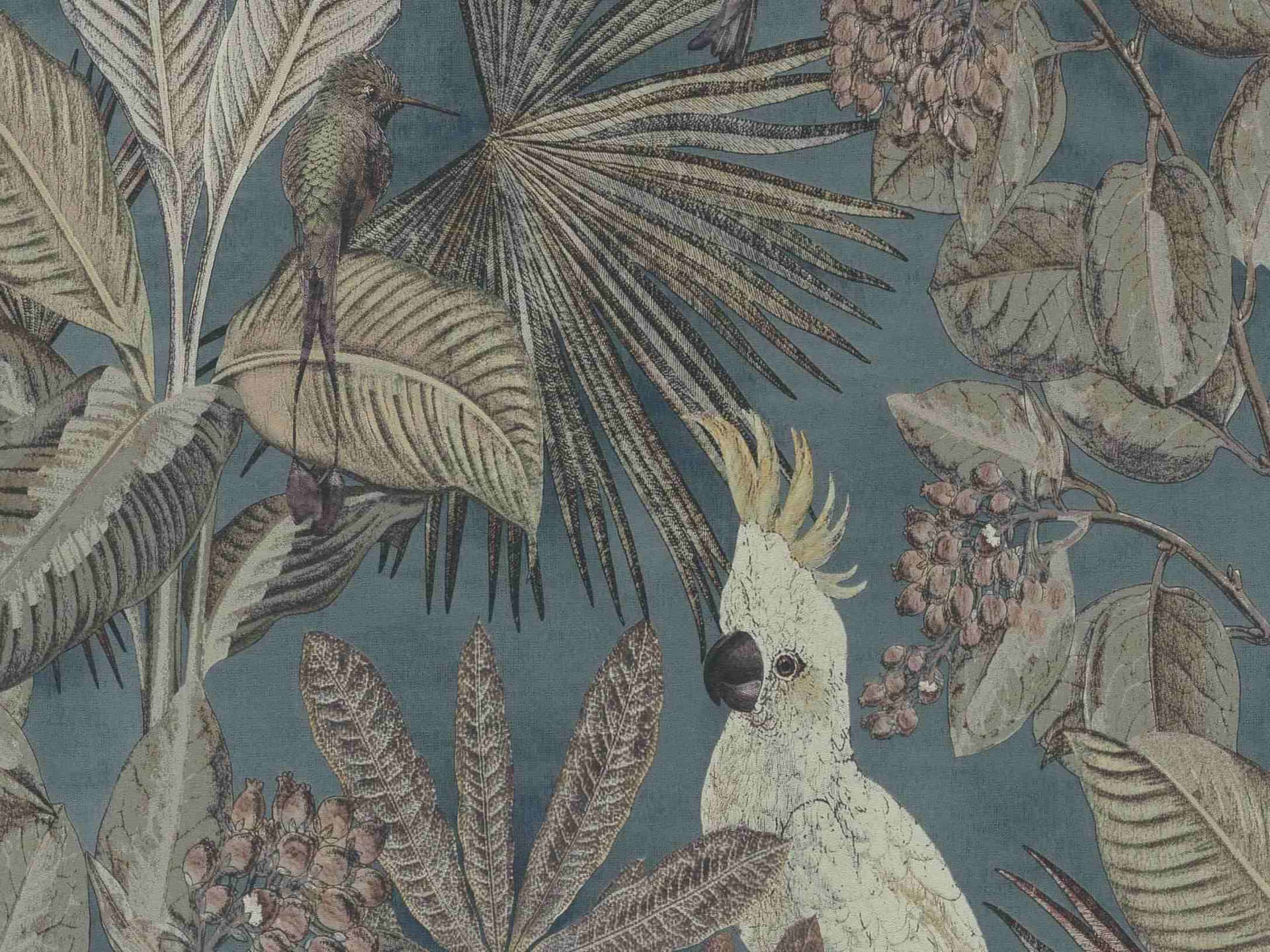  壁紙 — 異國鳥類棲息在茂密的熱帶樹葉和漿果之間，採用復古植物插圖風格的柔和青綠色壁紙。