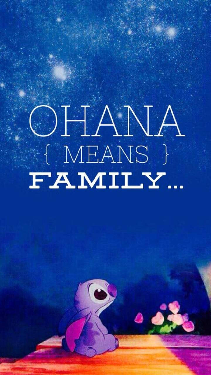 史迪奇晚上坐在甲板上，星空下伴隨著粉紅色花朵和寫著「Ohana 意味著家人」的文字。 — Stitch 壁紙