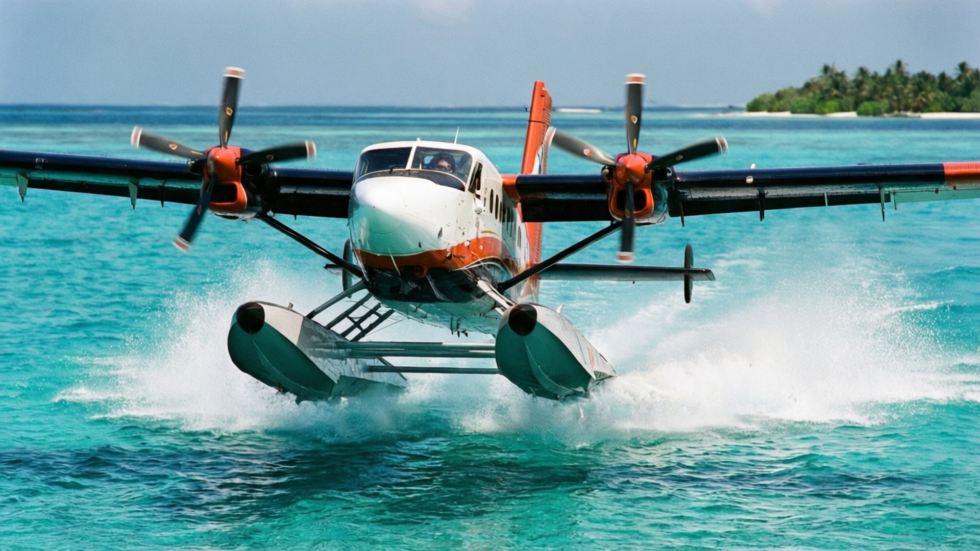 Seaplane Takeoff Maldives 壁紙 — 一架白色和橙色的水上飛機，黑色機翼，從碧綠的海水中起飛，水花濺在浮筒周圍。