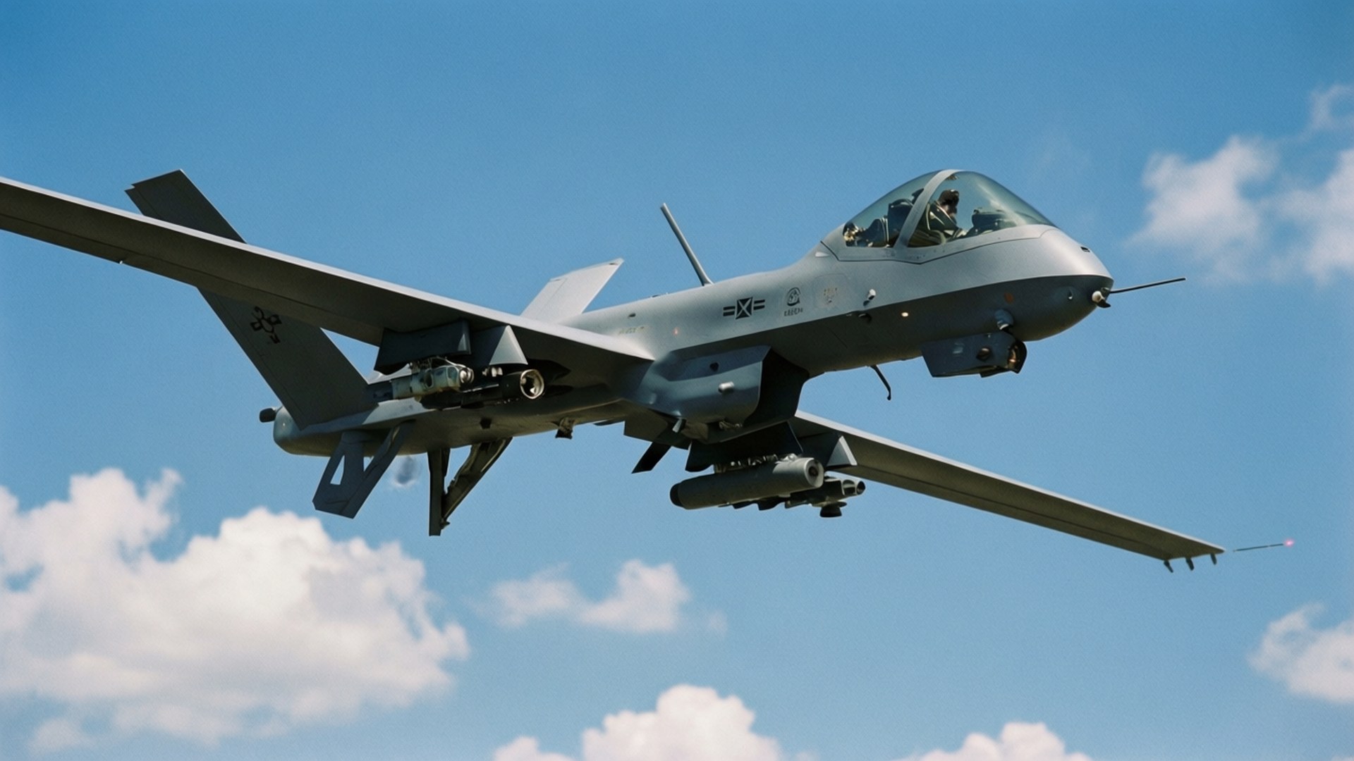 Reaper Drone 壁紙 — 一架灰色軍用無人機在點綴著蓬鬆白雲的明亮藍天中翱翔。