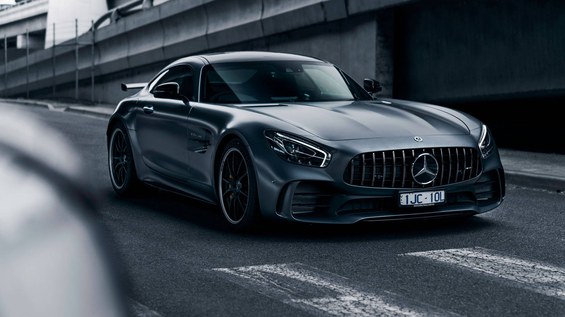 啞光灰色 Mercedes-AMG GT R 停泊在混凝土天橋下。 — Amg Gt R 壁紙
