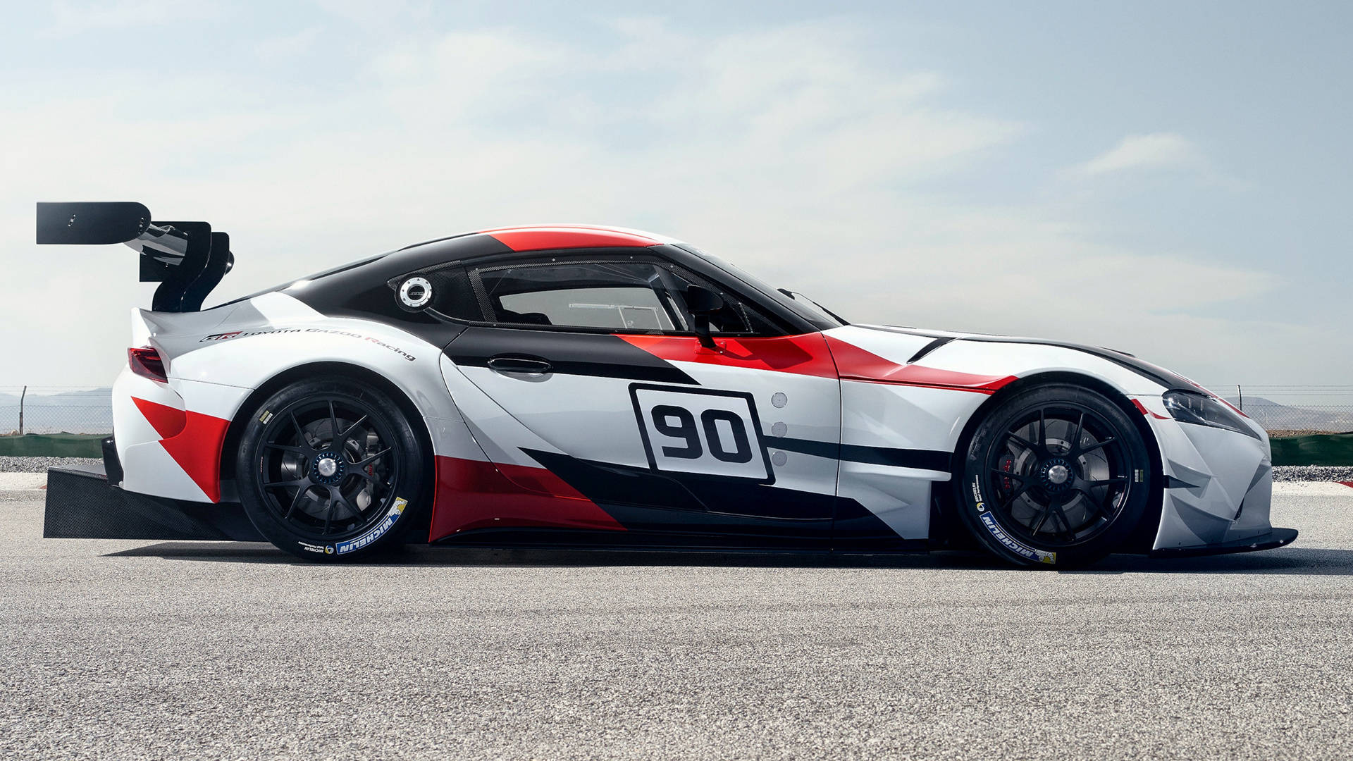 賽道上的白色、紅色和黑色編號90賽車。 — Toyota Supra 壁紙
