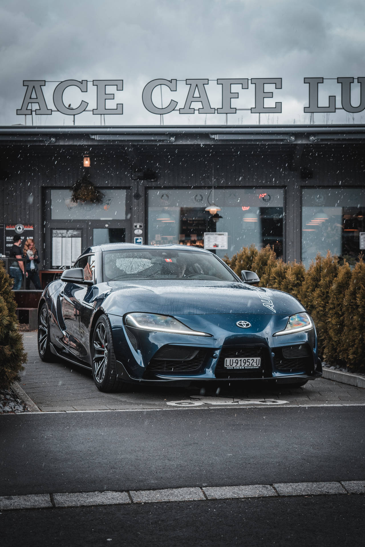 雪天時，藍色跑車停在咖啡館前。 — Toyota Supra 壁紙