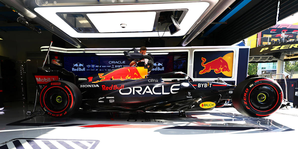 紅牛F1賽車在維修站車庫，技師正在工作 — F1 壁紙