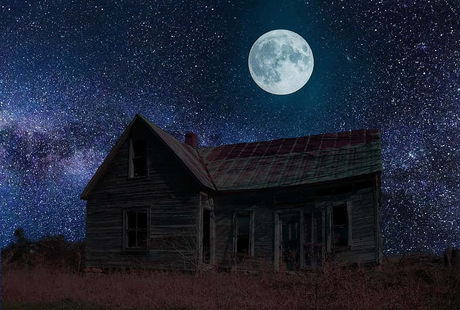  壁紙 — 一間廢棄的木屋矗立在星空下，滿月和銀河在上方閃耀。