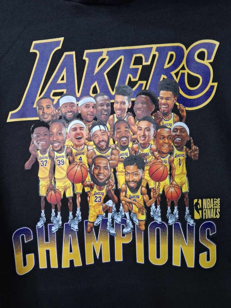  壁紙 — 一件黑色T恤上印有湖人籃球隊慶祝2020年NBA總冠軍的鮮豔卡通圖案，並配有粗體紫色和金色字樣。