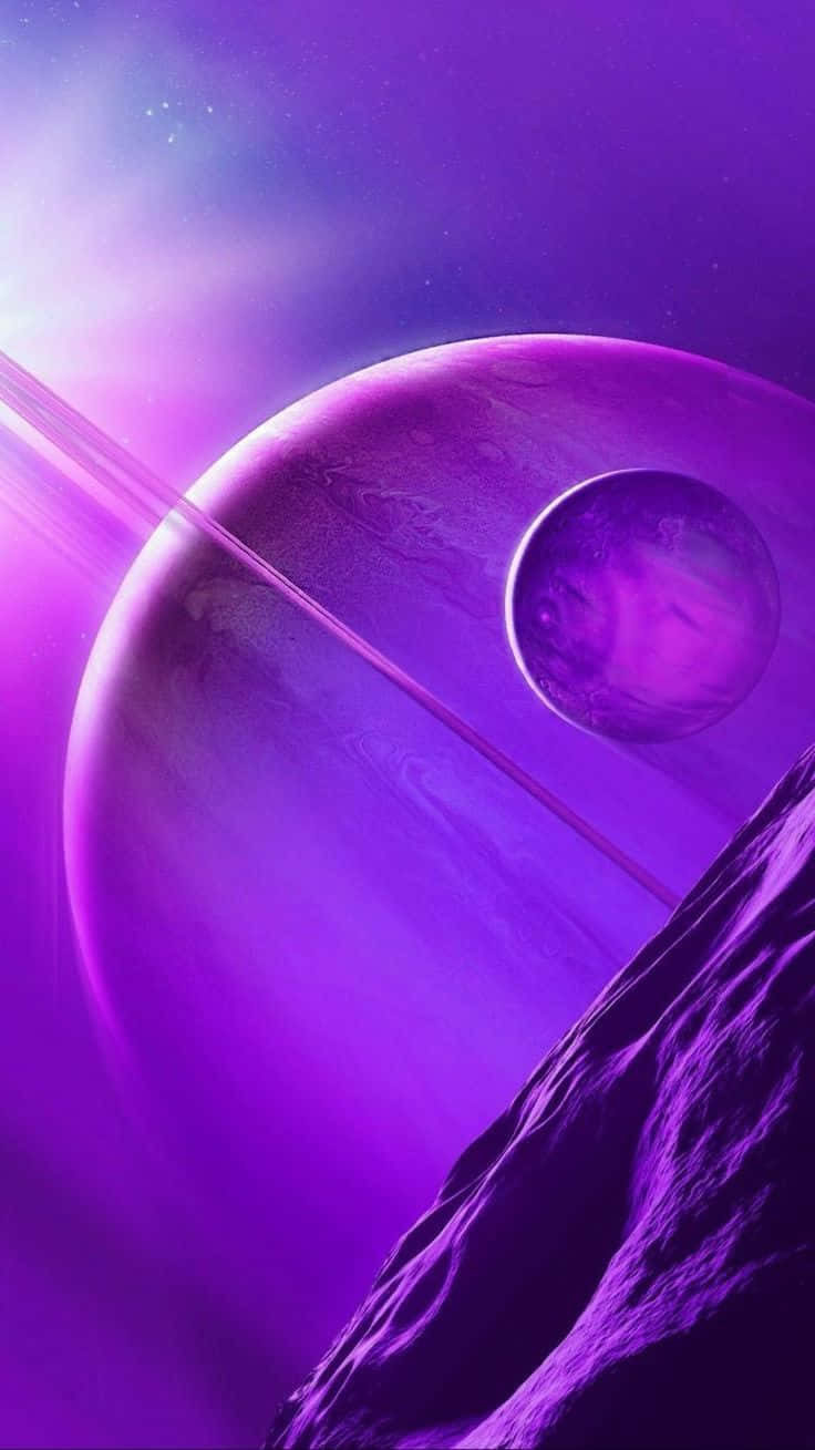  壁紙 — 一顆充滿活力的紫色行星，帶有發光的光環和衛星，主宰著佈滿星光的宇宙天空。