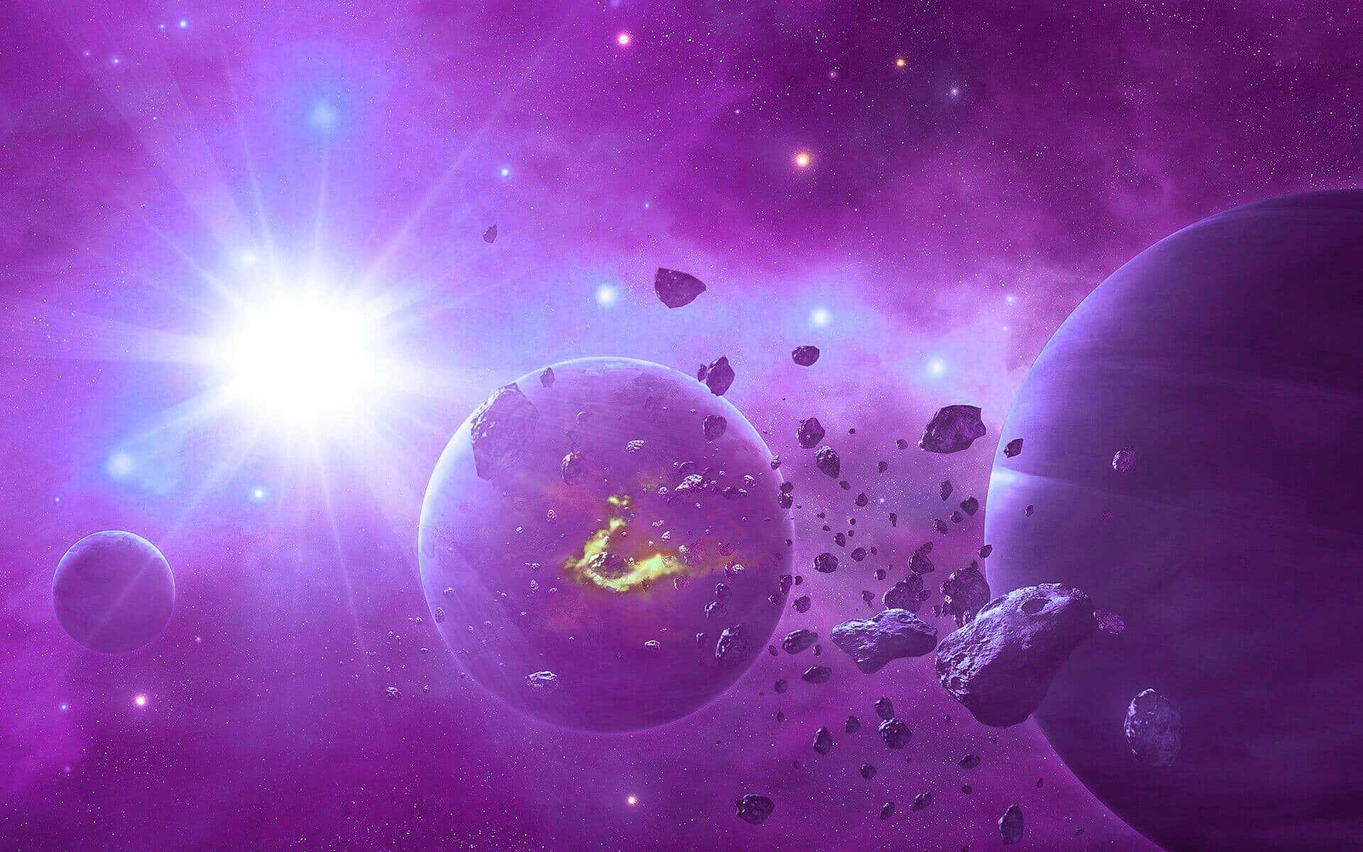 壁紙 — 一顆光芒四射的太陽穿過充滿活力的紫色星雲，照亮了深空中漂浮的小行星和行星。
