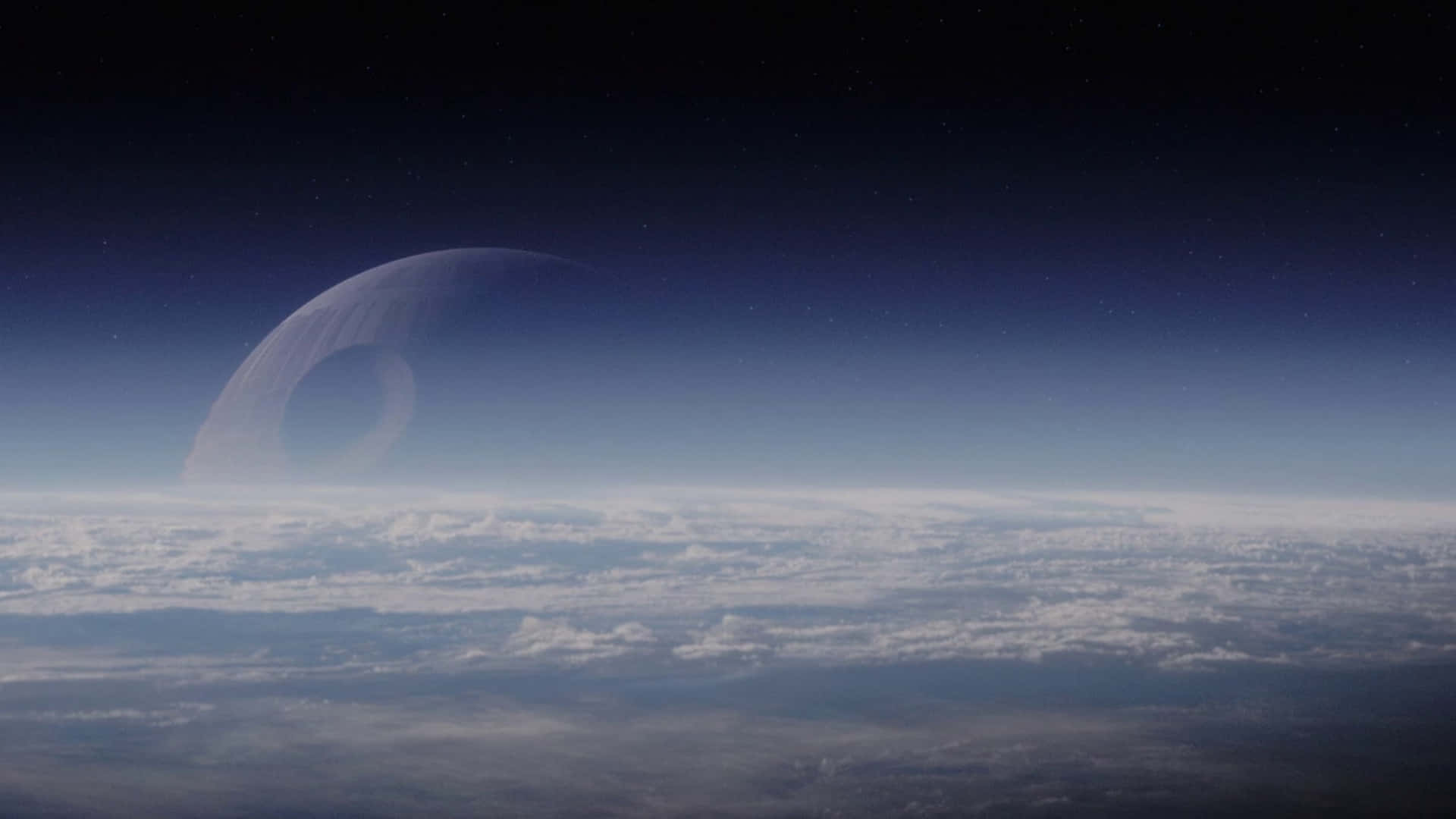  壁紙 — 一顆巨大的環狀行星在星夜下高聳於雲海之上。