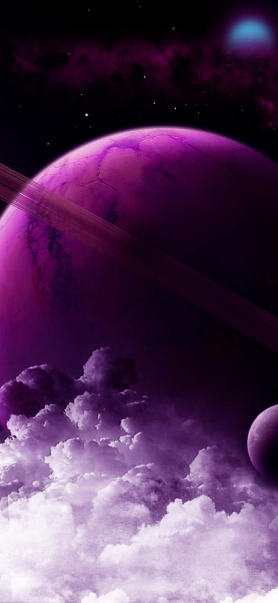  壁紙 — 一顆雄偉的紫色行星，帶有發光的光環，主宰著充滿星星和星雲的宇宙天空，下方是蓬鬆的雲層。