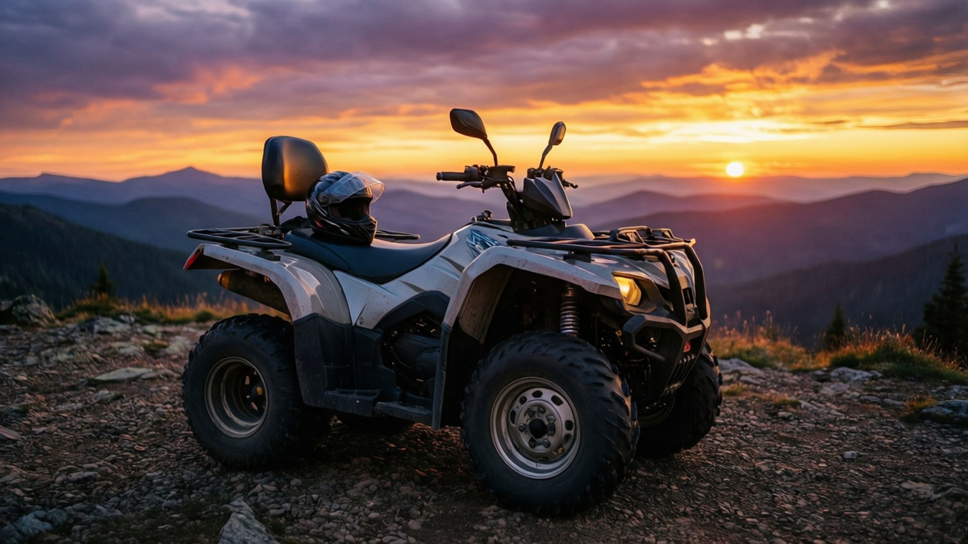 Four Wheelers 桌布 壁紙 — 一輛白色ATV停泊在岩石山脊上，日落時分，天空呈現鮮豔的橙色和紫色，遠方層巒疊嶂。