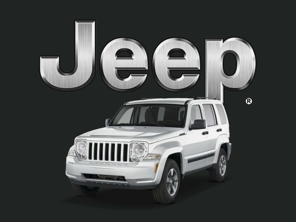 Jeep Liberty 桌布 壁紙 — 一輛白色Jeep SUV大膽地矗立在深色背景上一個大型拉絲金屬Jeep標誌下方。