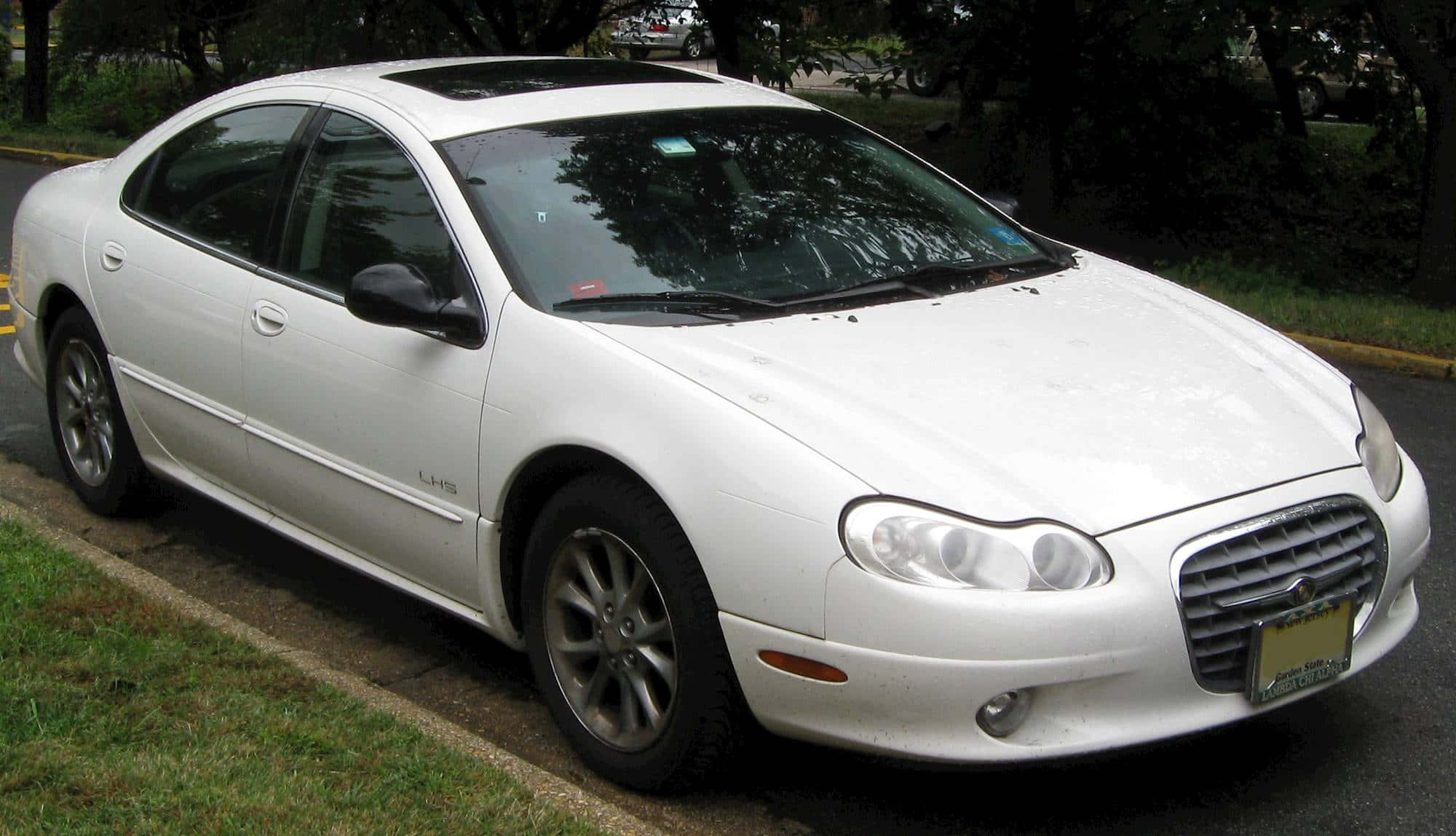 Chrysler Lhs 桌布 壁紙 — 一輛白色克萊斯勒LHS轎車停放在街道上，旁邊有草地，背景有樹木。