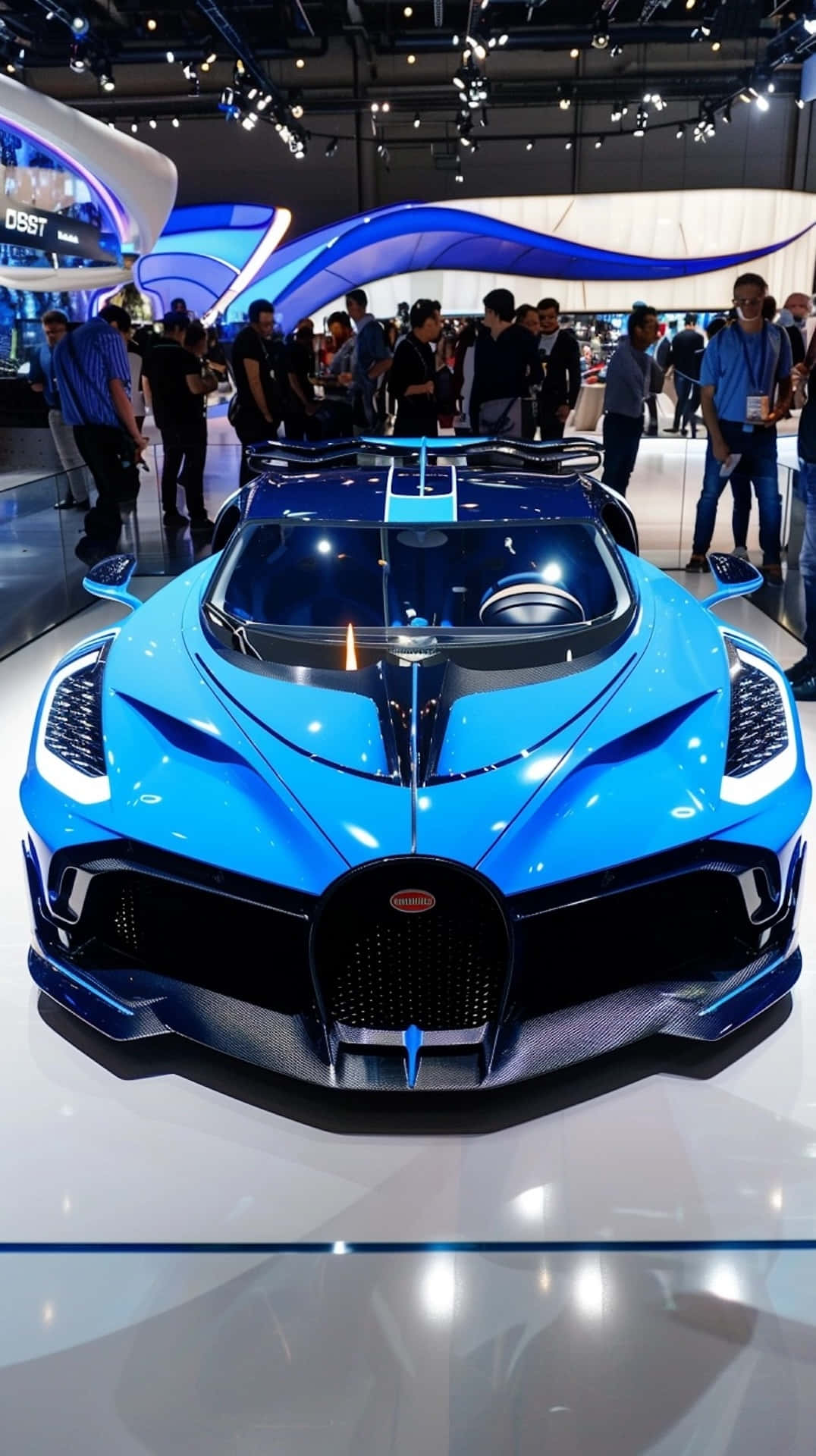 Bugatti Bolide 桌布 壁紙 — 一輛搶眼的藍色Bugatti超跑在明亮的展覽燈光下閃閃發光，人群聚集在拋光地板上圍觀。