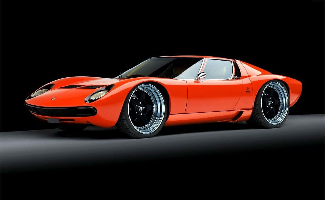 Lamborghini Miura 桌布 壁紙 — 一輛充滿活力的橙色藍寶堅尼Miura跑車在攝影棚燈光下，在純黑背景上閃閃發光。