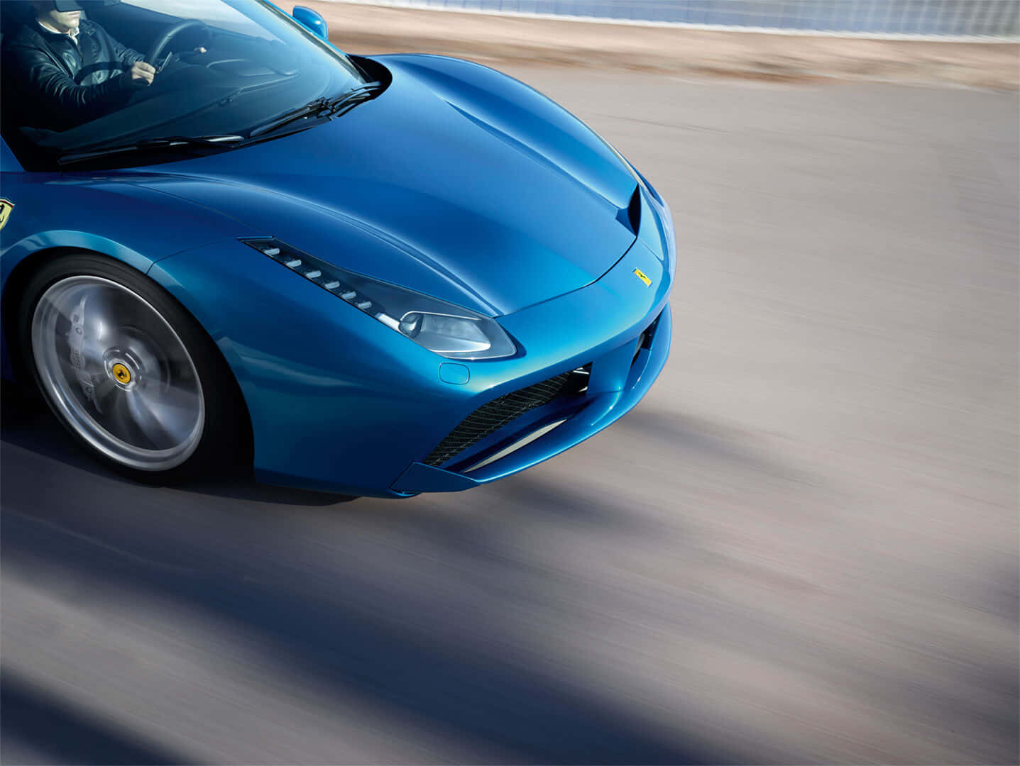 Ferrari 488 Spider 桌布 壁紙 — 一輛充滿活力的藍色法拉利跑車在賽道上疾馳，動態模糊強調其高速。