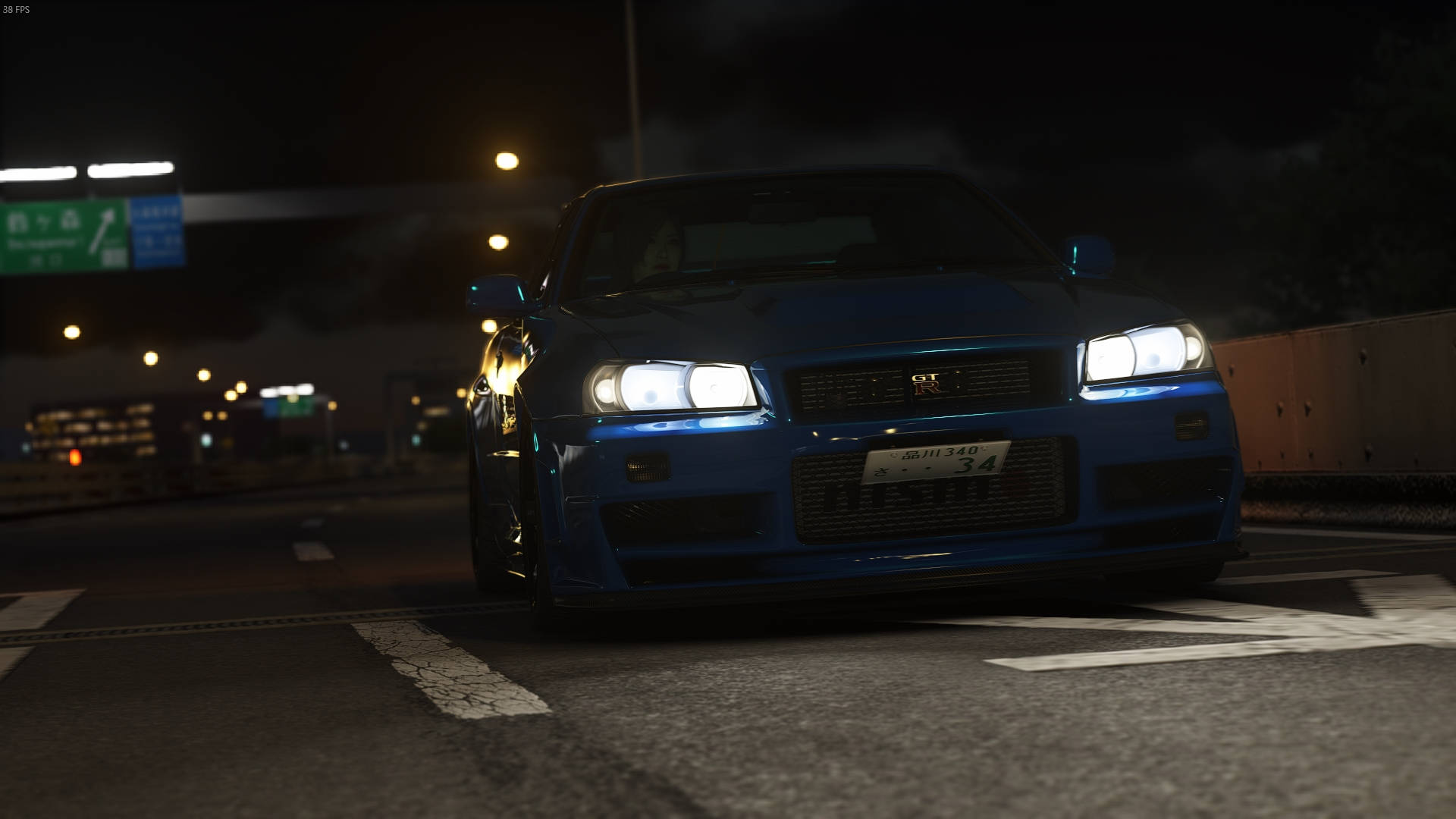 藍色跑車在夜晚的黑暗高速公路上亮著頭燈疾馳。 — 日產 Skyline GTR R34 壁紙