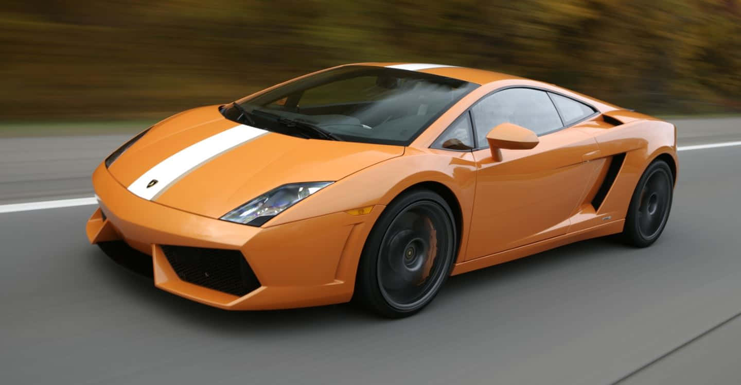 Lamborghini Gallardo 桌布 壁紙 — 一輛充滿活力的橙色藍寶堅尼Gallardo在高速公路上奔馳，背景是模糊的秋葉。