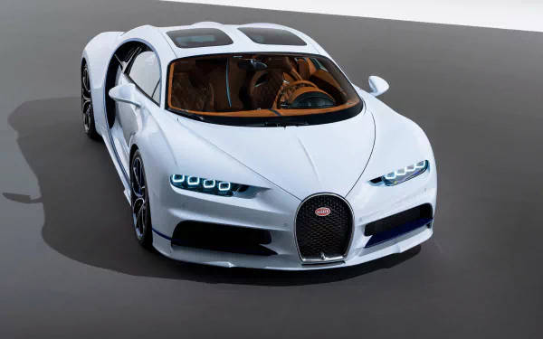 白色Bugatti Chiron跑車，藍色燈光和橙色內飾，灰色地板。 — 4K 壁紙