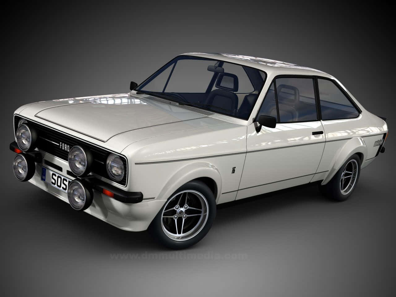 Ford Escort 桌布 壁紙 — 一輛純白色的福特 Escort RS1600，配備四個圓形頭燈和銀色輪圈，在深灰色工作室背景前蓄勢待發。