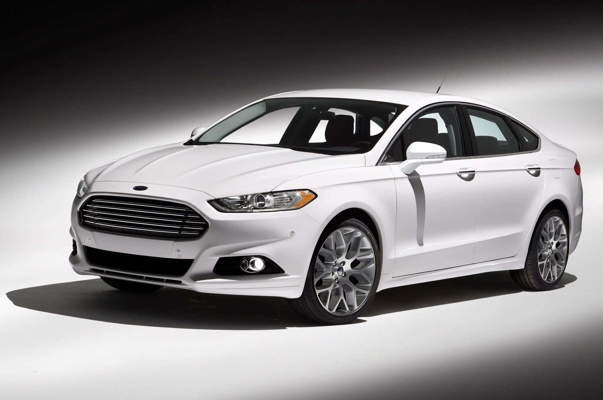 Ford Fusion 桌布 壁紙 — 一輛純白色的福特Fusion房車在攝影棚燈光下閃閃發光，在極簡灰色背景上投射出銳利的陰影。