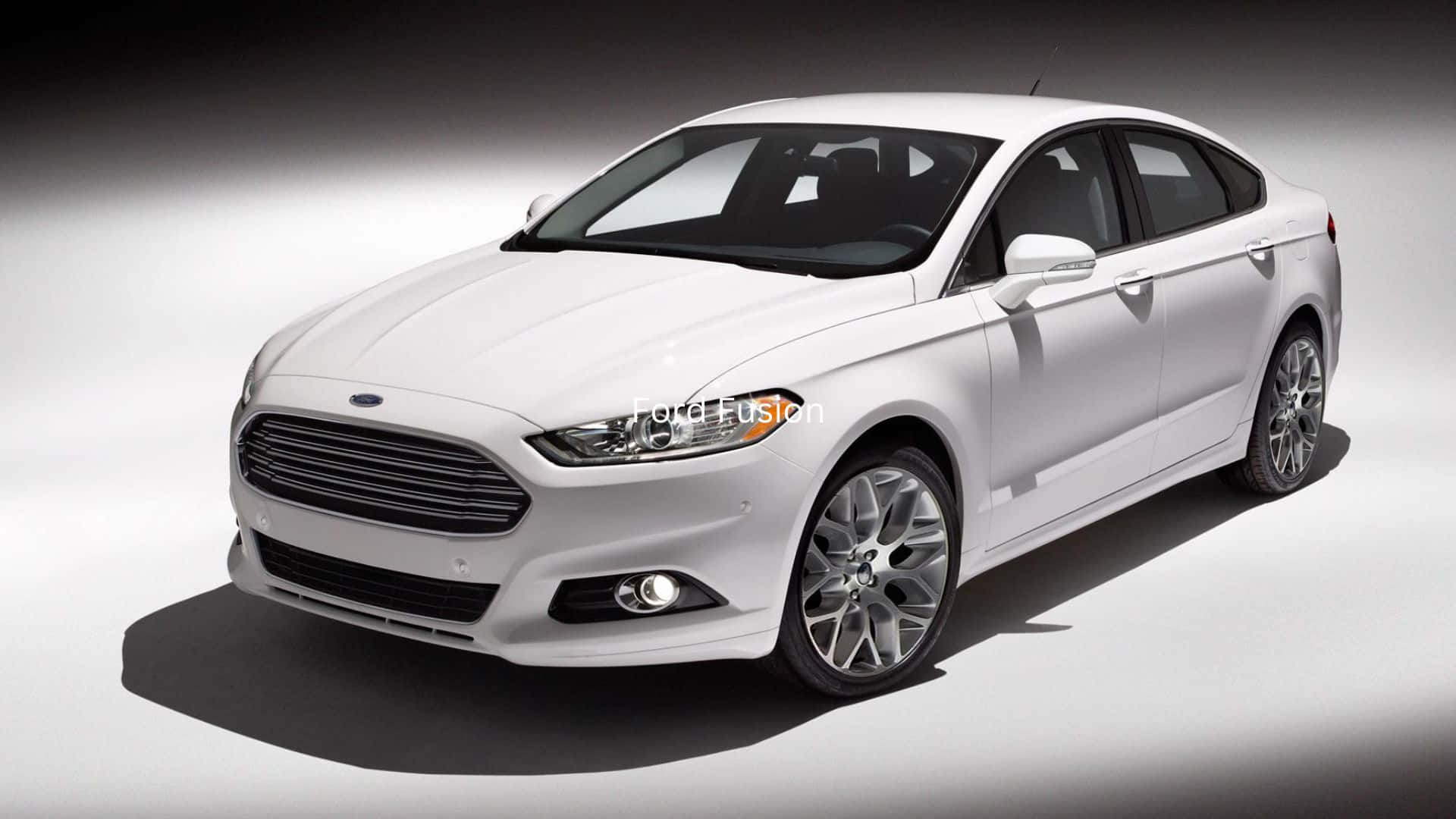 Ford Fusion 桌布 壁紙 — 一輛純白色的福特Fusion房車在攝影棚內展示，配有戲劇性燈光和漸變灰色背景。