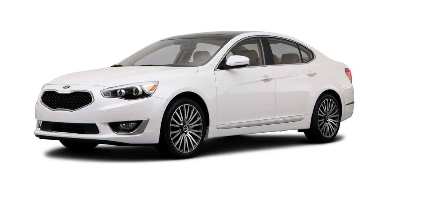 Kia Cadenza 桌布 壁紙 — 一輛純白色的起亞轎車在攝影棚燈光下展示，線條簡潔，配備合金輪圈，背景為純白色。