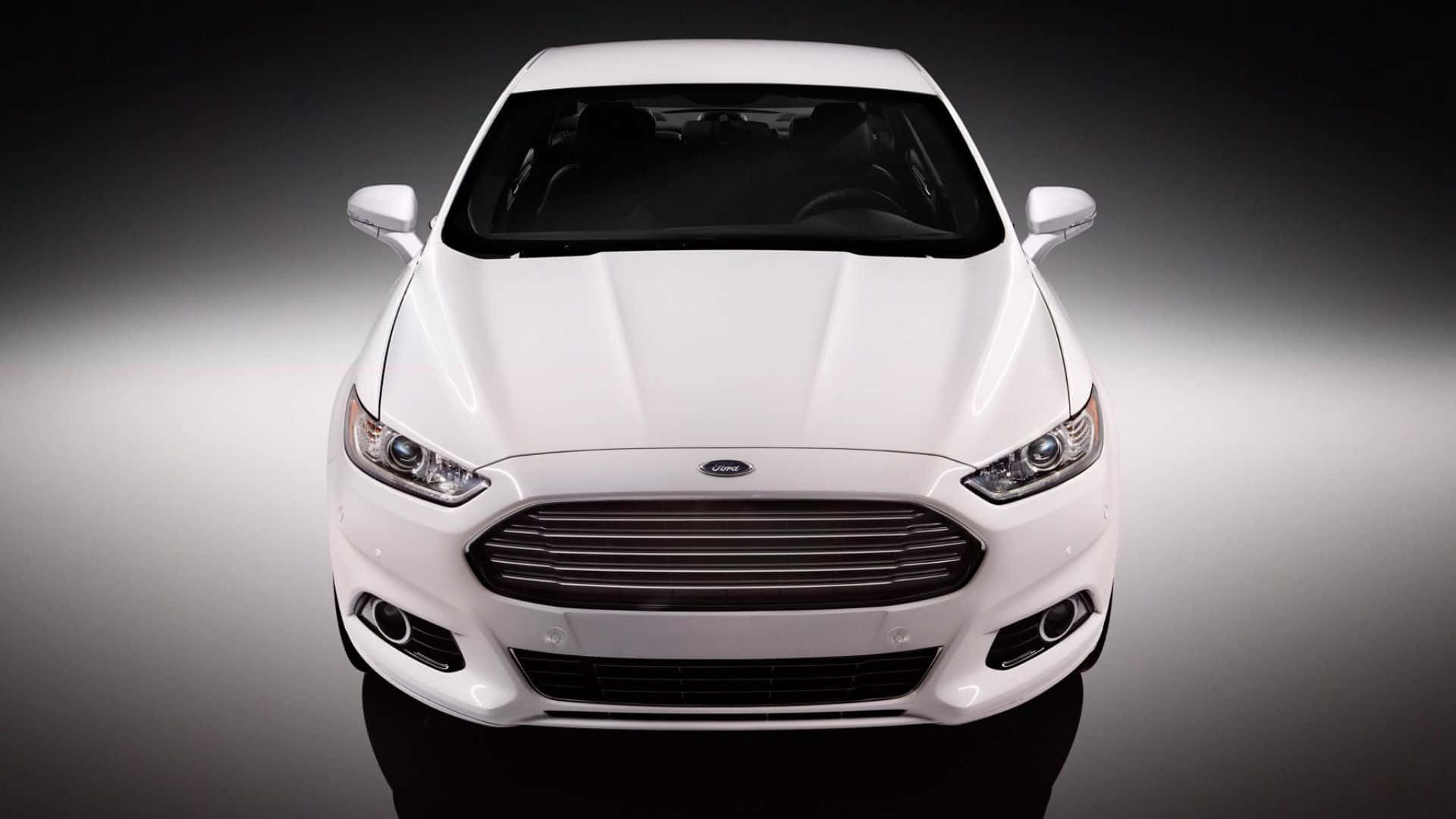 Ford Fusion 桌布 壁紙 — 一輛純白色福特房車在攝影棚燈光下正面朝前，背景為漸變灰色。