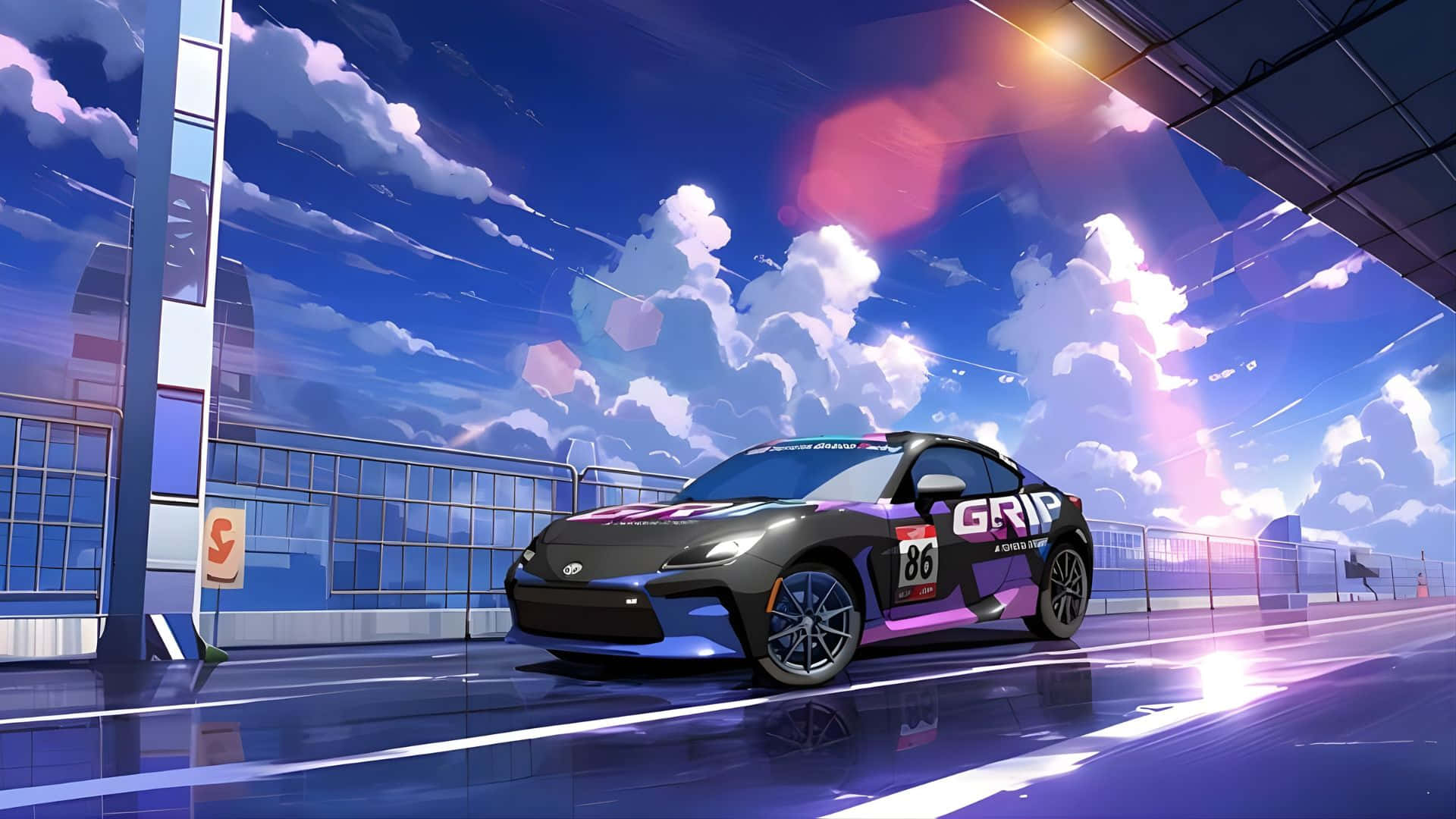  壁紙 — 一輛帶有「GRIP」塗裝的時尚紫色和黑色賽車，在蓬鬆雲朵的鮮豔日落天空下，在光亮的賽道上飛馳。