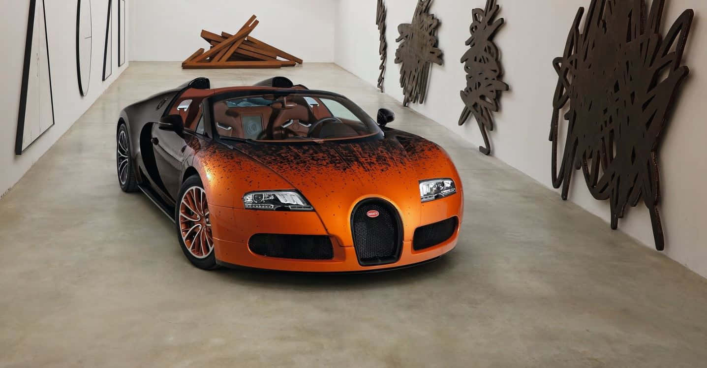 Bugatti Veyron 桌布 壁紙 — 一輛帶有黑色裝飾的亮橙色布加迪威龍，停放在一個以抽象木製牆藝裝飾的極簡白色畫廊中。
