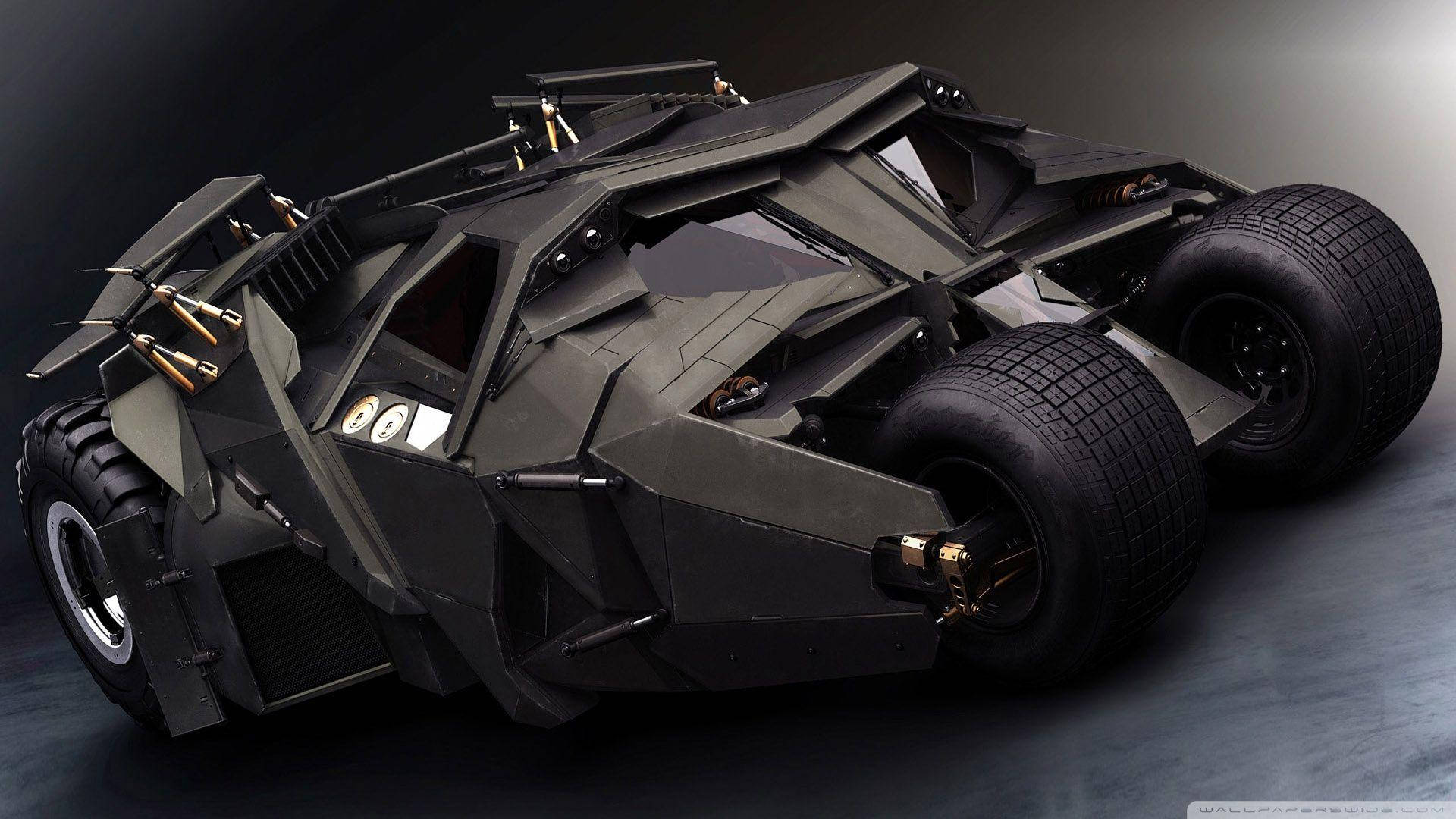 一輛在攝影棚環境中帶有金色細節和大輪胎的黑色裝甲蝙蝠車。 — 高清汽車壁紙 壁紙