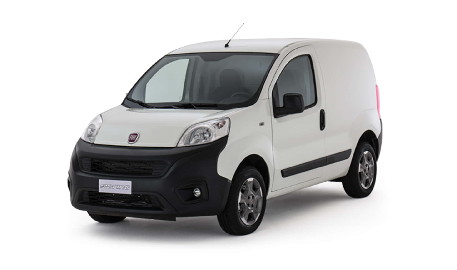 Fiat Fiorino 桌布 壁紙 — 一輛乾淨的白色 Fiat Fiorino 廂型車，帶有黑色飾條和銀色輪圈，在純白背景前拍攝。