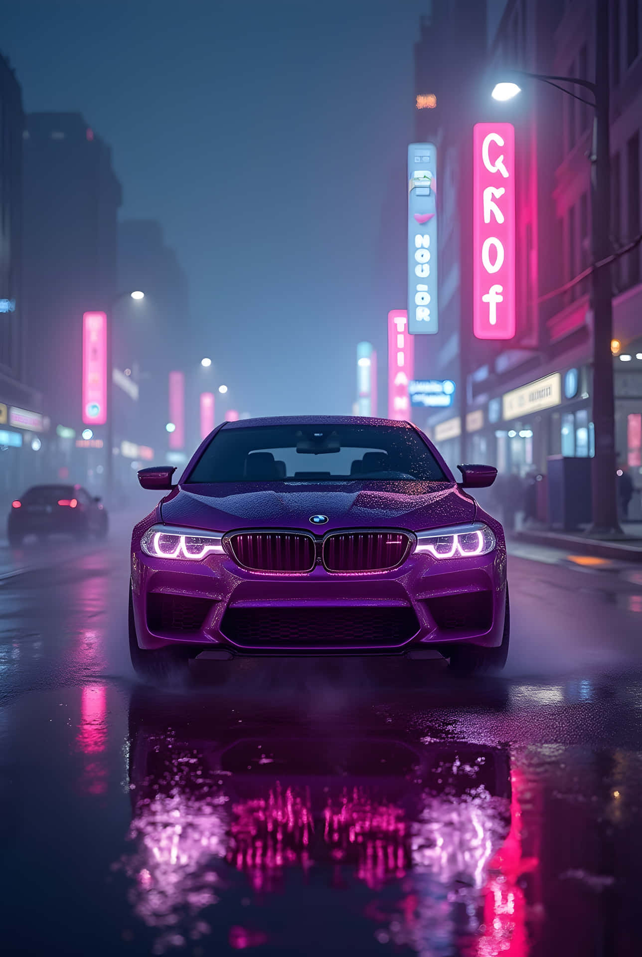 紫色BMW M5在濕漉漉的城市街道上，霓虹燈下帶有彩色倒影