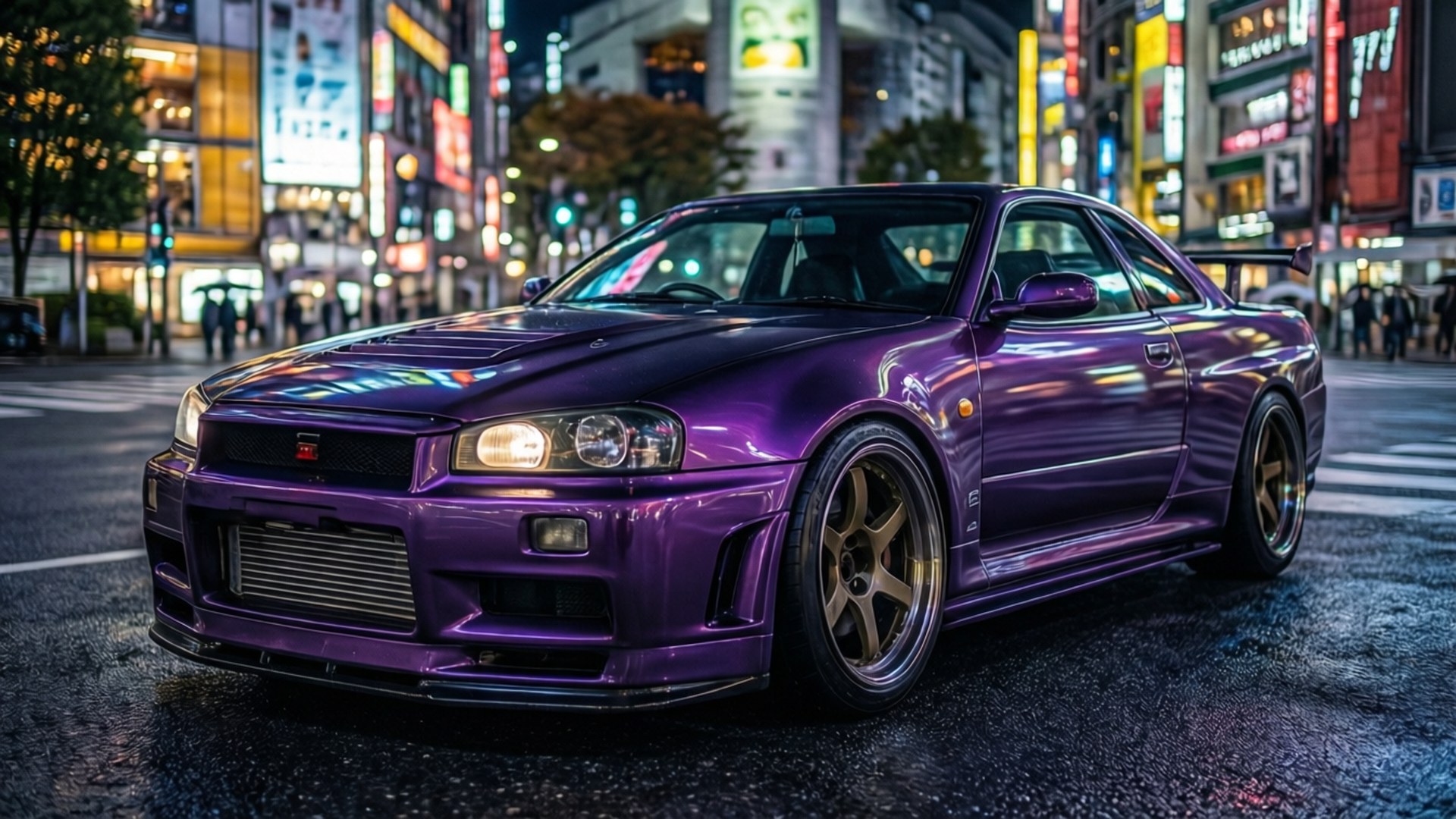 Shibuya R33 Night 壁紙 — 一輛光澤的紫色日產Skyline R34雙門跑車停在夜晚潮濕的霓虹燈東京街道上。