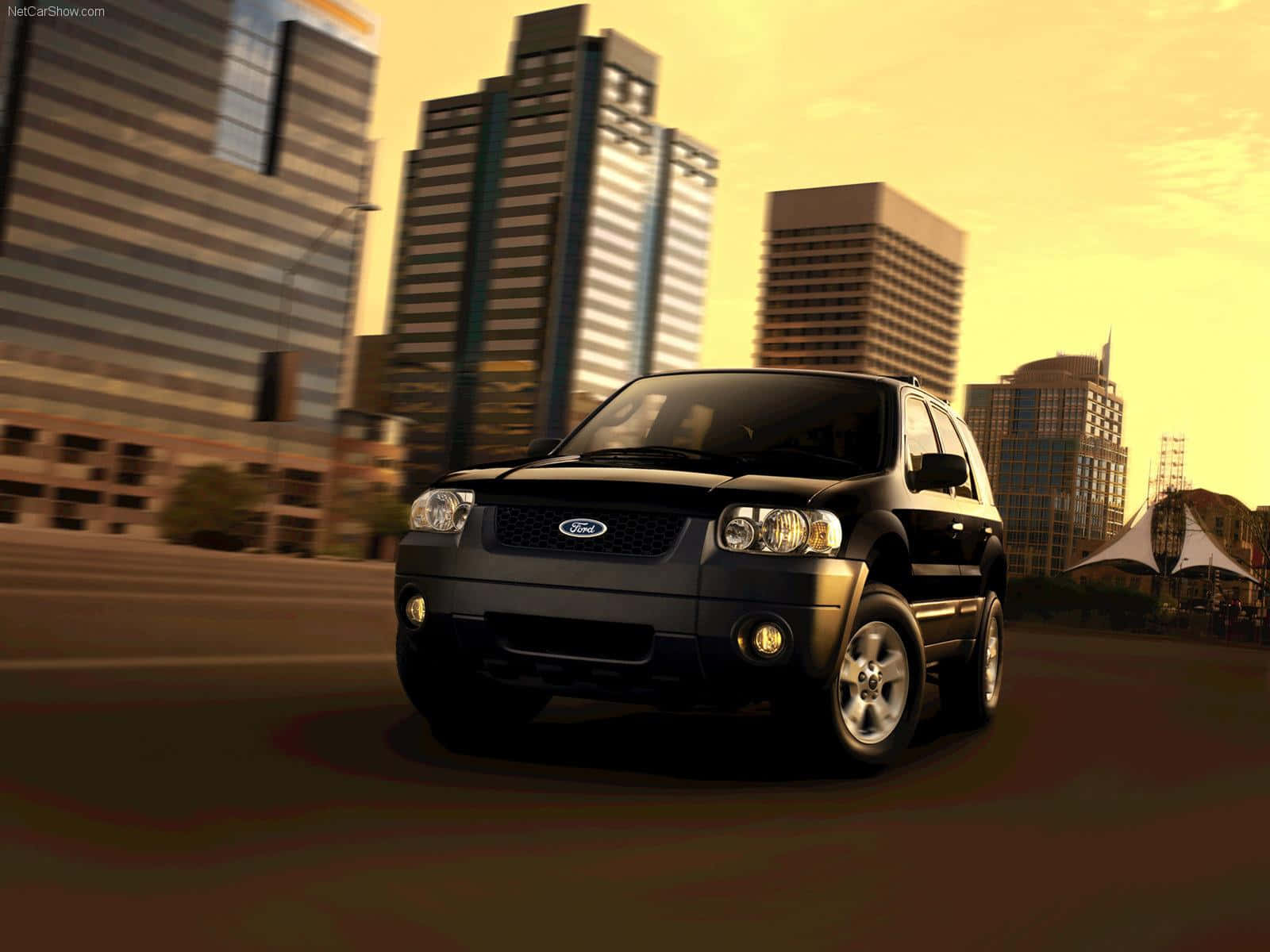 Ford Escape 桌布 壁紙 — 一輛黑色福特Explorer SUV在黃金時段駛過城市景觀，背景是摩天大樓。