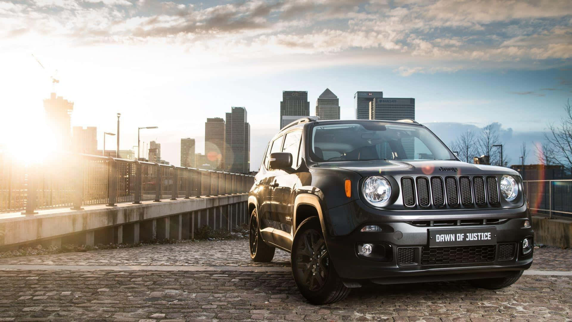 Jeep Renegade 桌布 壁紙 — 一輛黑色Jeep Renegade停在鵝卵石橋上，背景是城市天際線和日出。