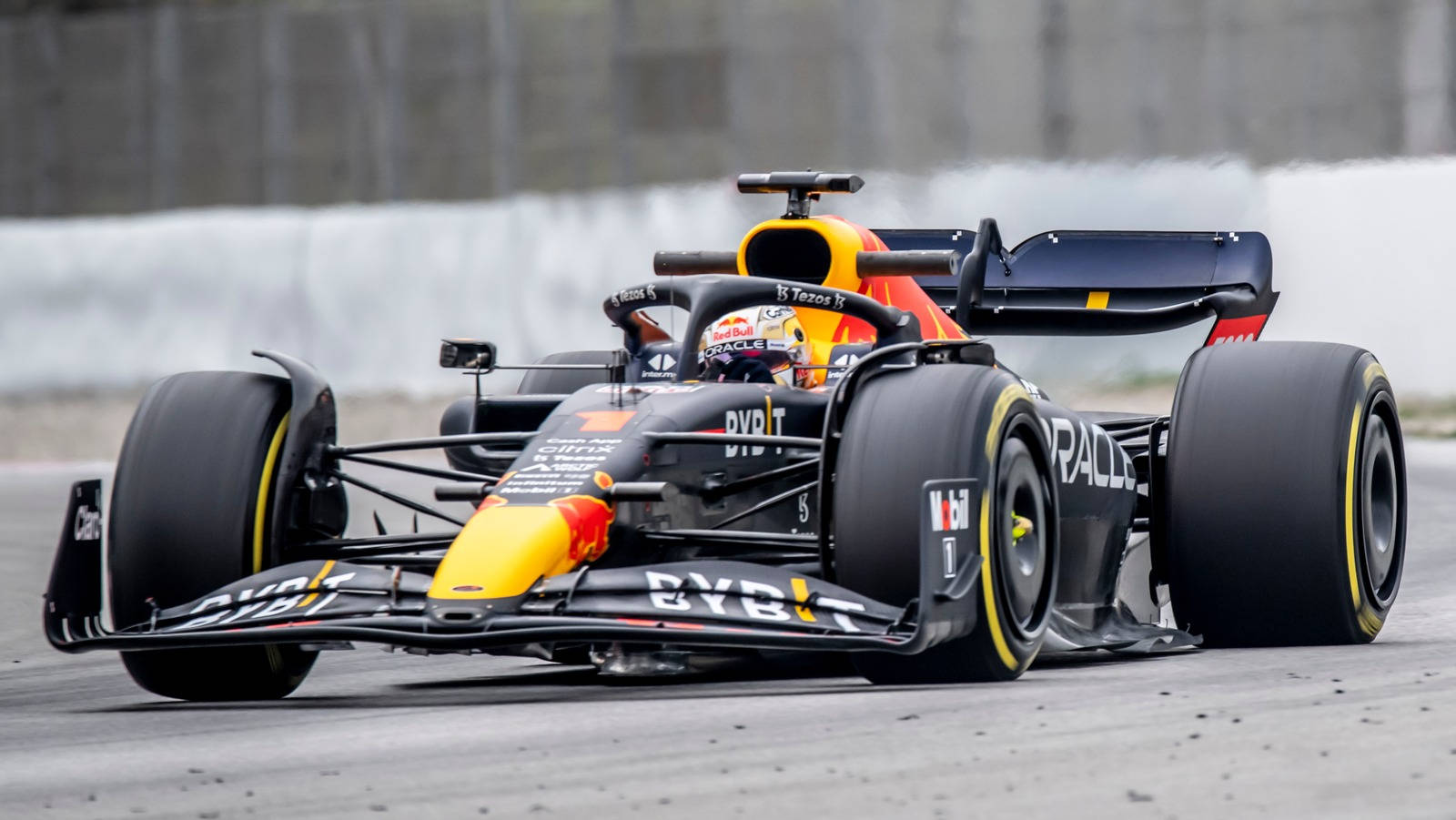 紅牛一級方程式賽車在潮濕賽道上疾馳，車手可見。 — F1 壁紙