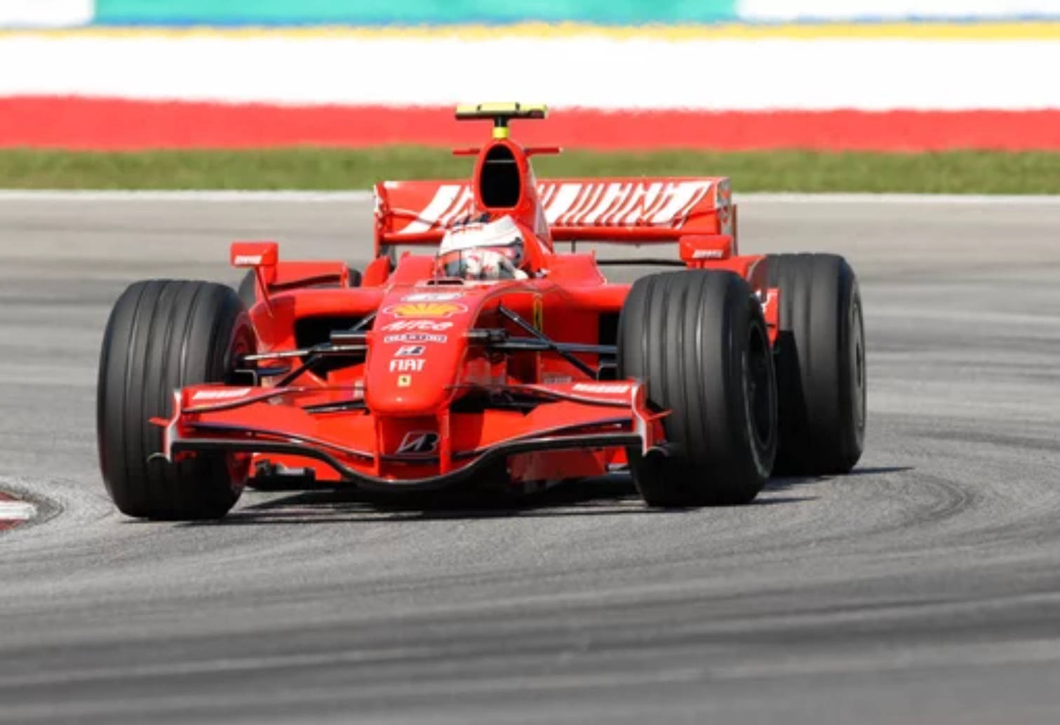 紅色法拉利F1賽車在賽道上奔馳，車手可見。 — F1 壁紙