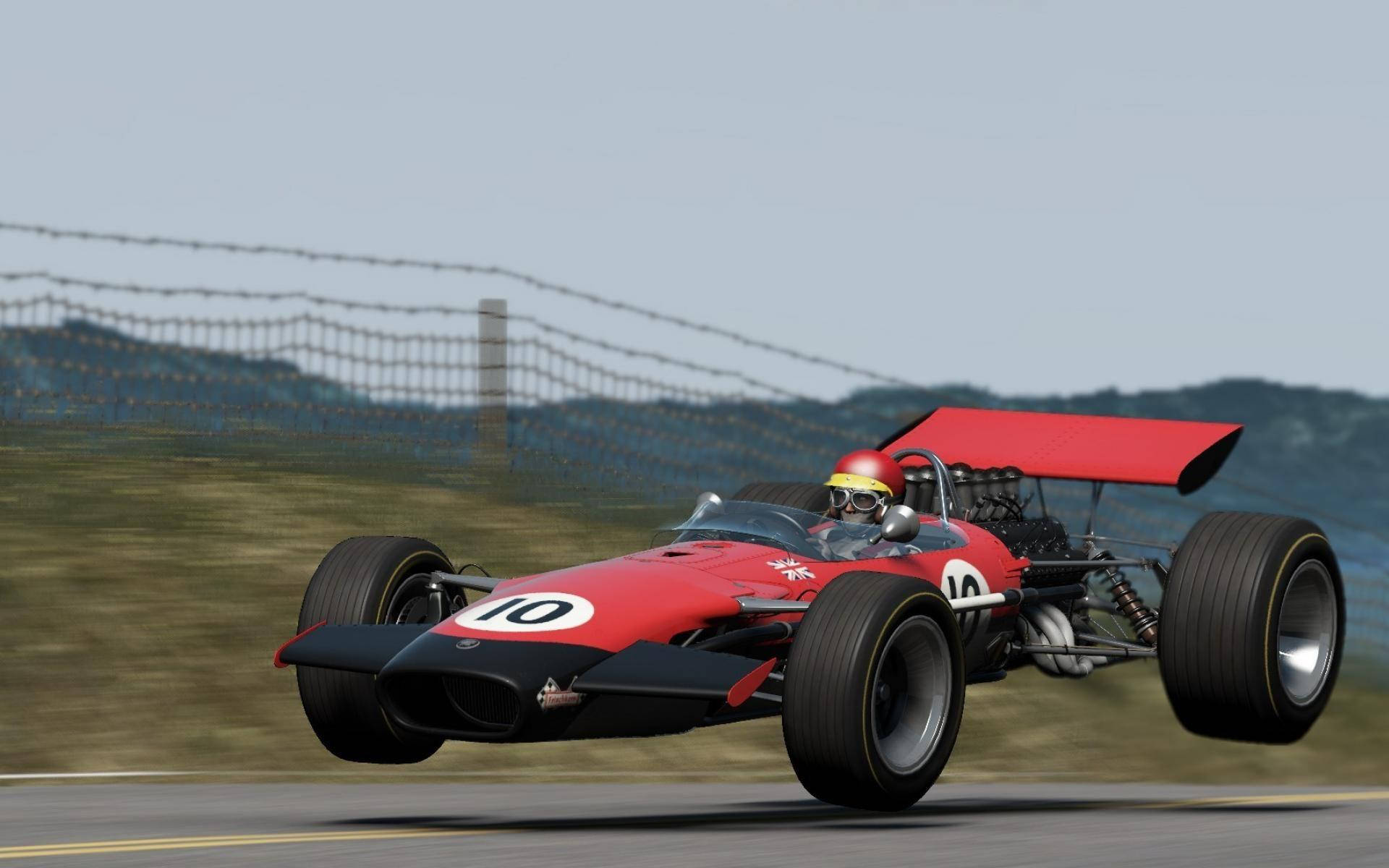 紅色復古賽車在賽道上奔馳，車手戴著頭盔 — Project Cars 2 壁紙