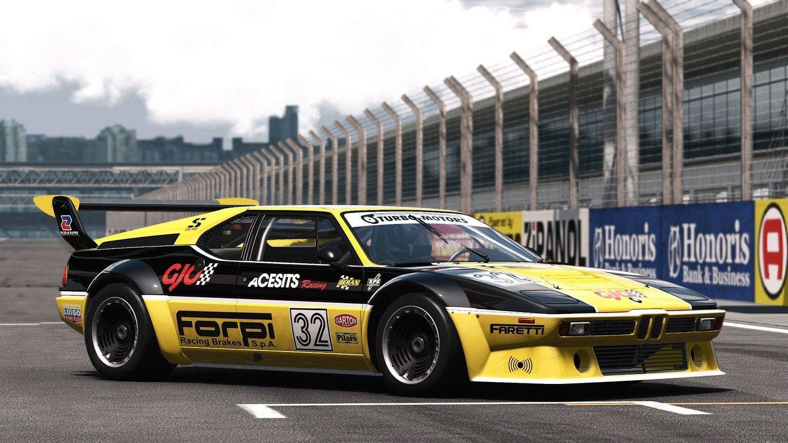 賽道上帶有贊助商標誌的黃色和黑色賽車。 — Project Cars 2 壁紙