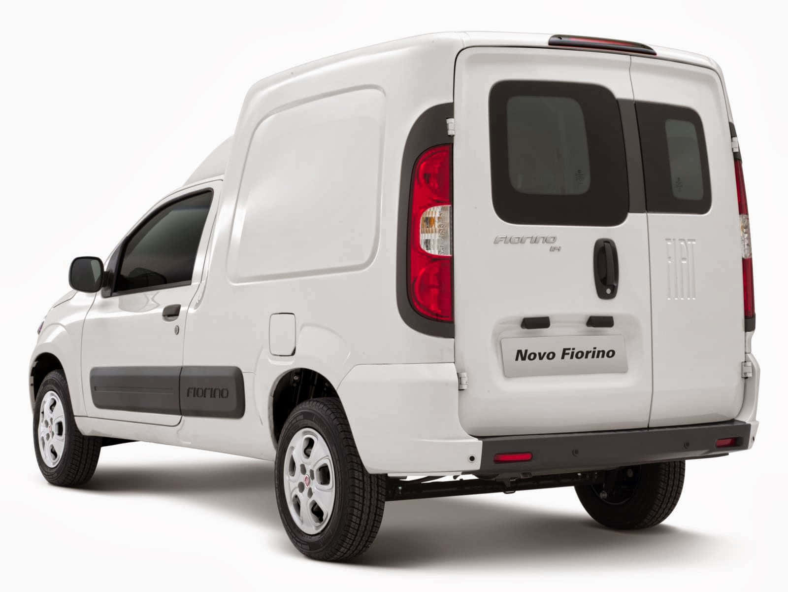 Fiat Fiorino 桌布 壁紙 — 一輛潔淨的白色Fiat Novo Fiorino客貨車，從後方四分之三角度展示，背景為純白色。