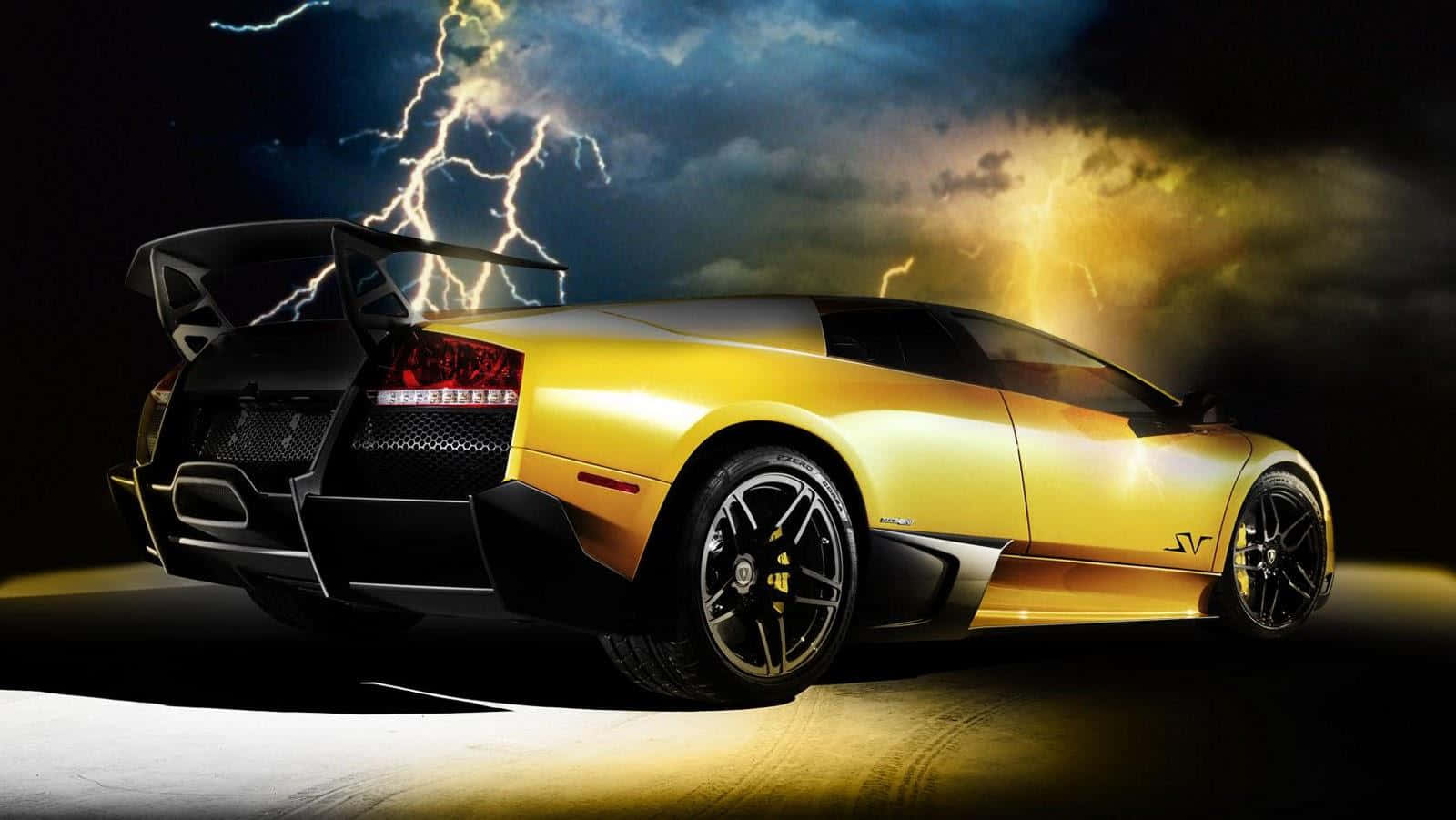 Lamborghini Murciélago 桌布 壁紙 — 一輛金色藍寶堅尼 Murciélago SV 在暴風雨的夜空下，於戲劇性的閃電中閃耀。