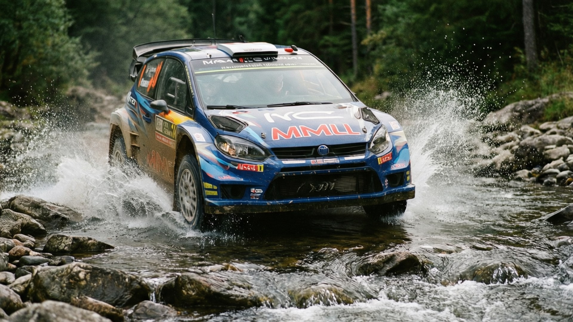 Wrc Rally 桌布 壁紙 — 一輛藍色拉力賽車在岩石森林溪流中飛馳，水花在車輪周圍戲劇性地飛濺。