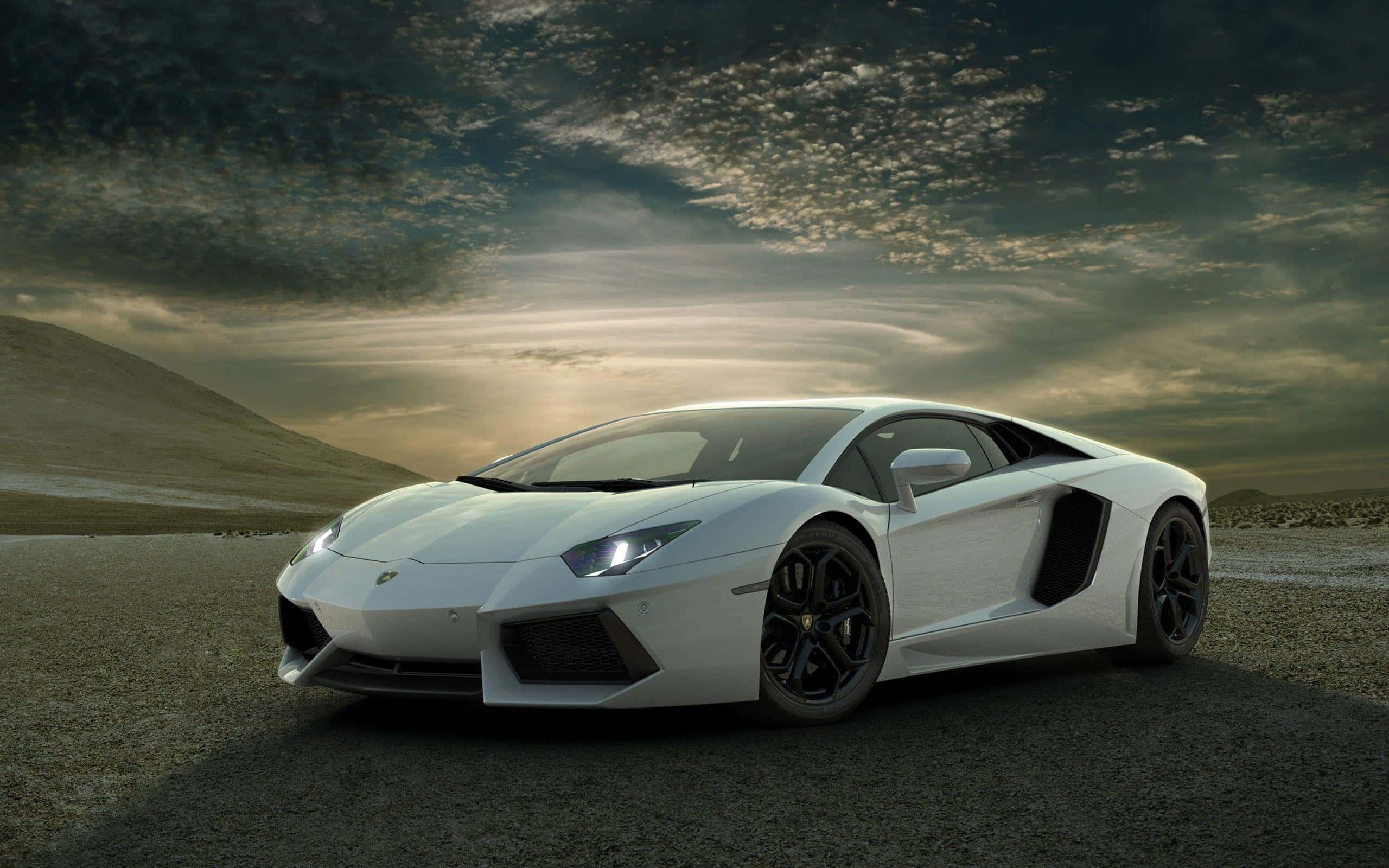 Lamborghini Reventón 桌布 壁紙 — 一輛流線型白色藍寶堅尼Aventador停泊在碎石平原上，上方是戲劇性的多雲天空，金色光芒穿透雲層。