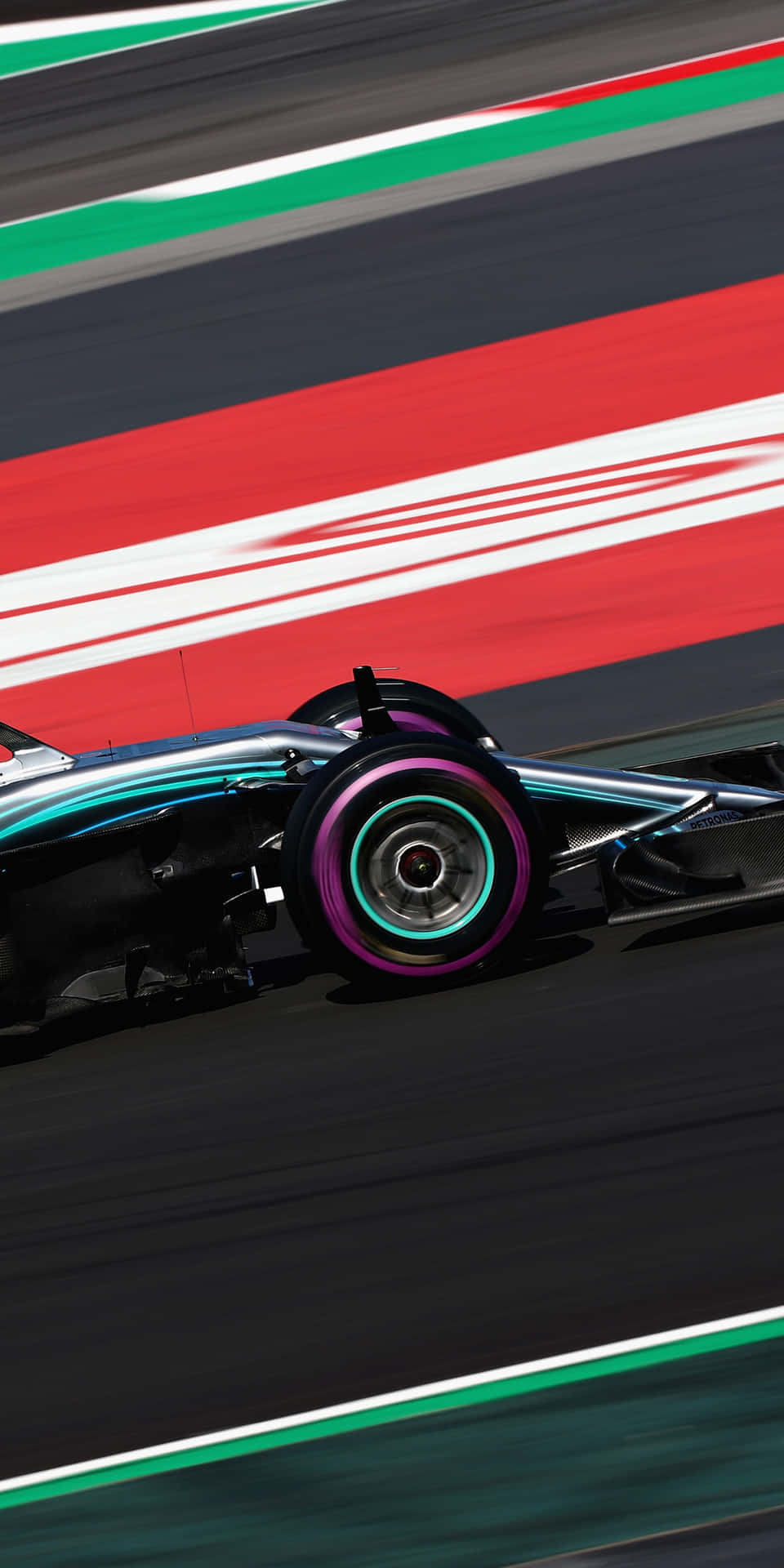 一輛高速賽車在帶有紅、白、綠條紋的賽道上行駛。 — F1 壁紙