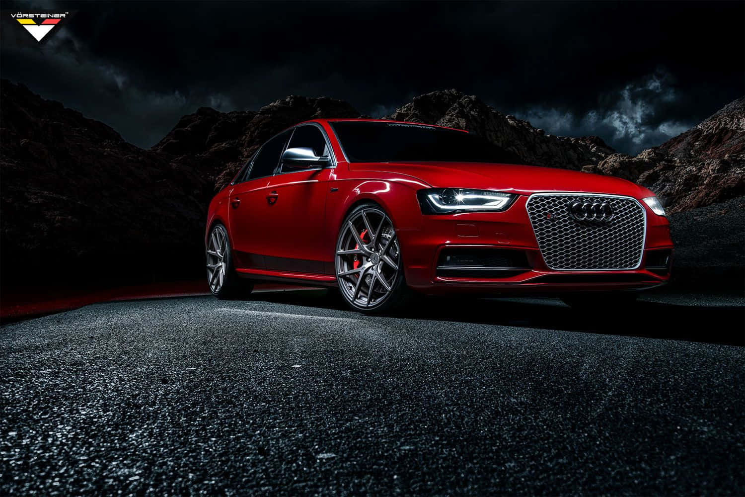 Audi S4 桌布 壁紙 — 一輛搶眼的紅色奧迪房車在戲劇性燈光下閃耀，背景是黑暗的山巒。