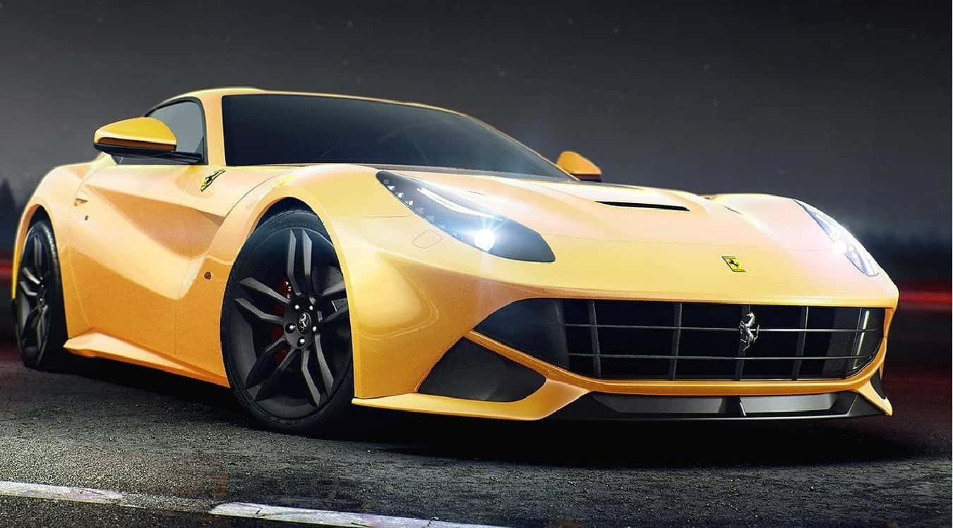 Ferrari F12 Berlinetta 桌布 壁紙 — 一輛閃亮的黃色法拉利跑車，帶有黑色飾邊和發光車頭燈，停在夜間黑暗的賽道上。
