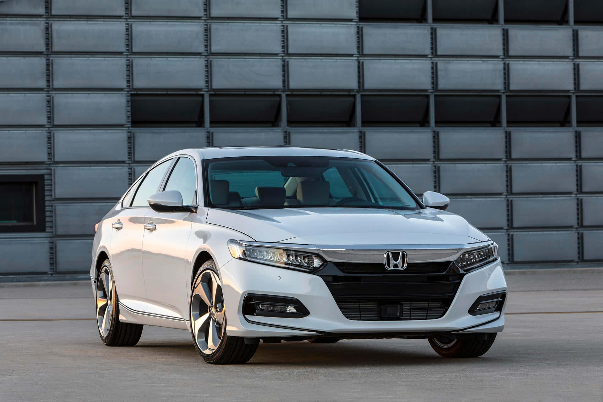Honda Accord 桌布 壁紙 — 一輛時尚的白色本田雅閣轎車在明亮的日光下，以現代灰色金屬牆為背景閃閃發光。