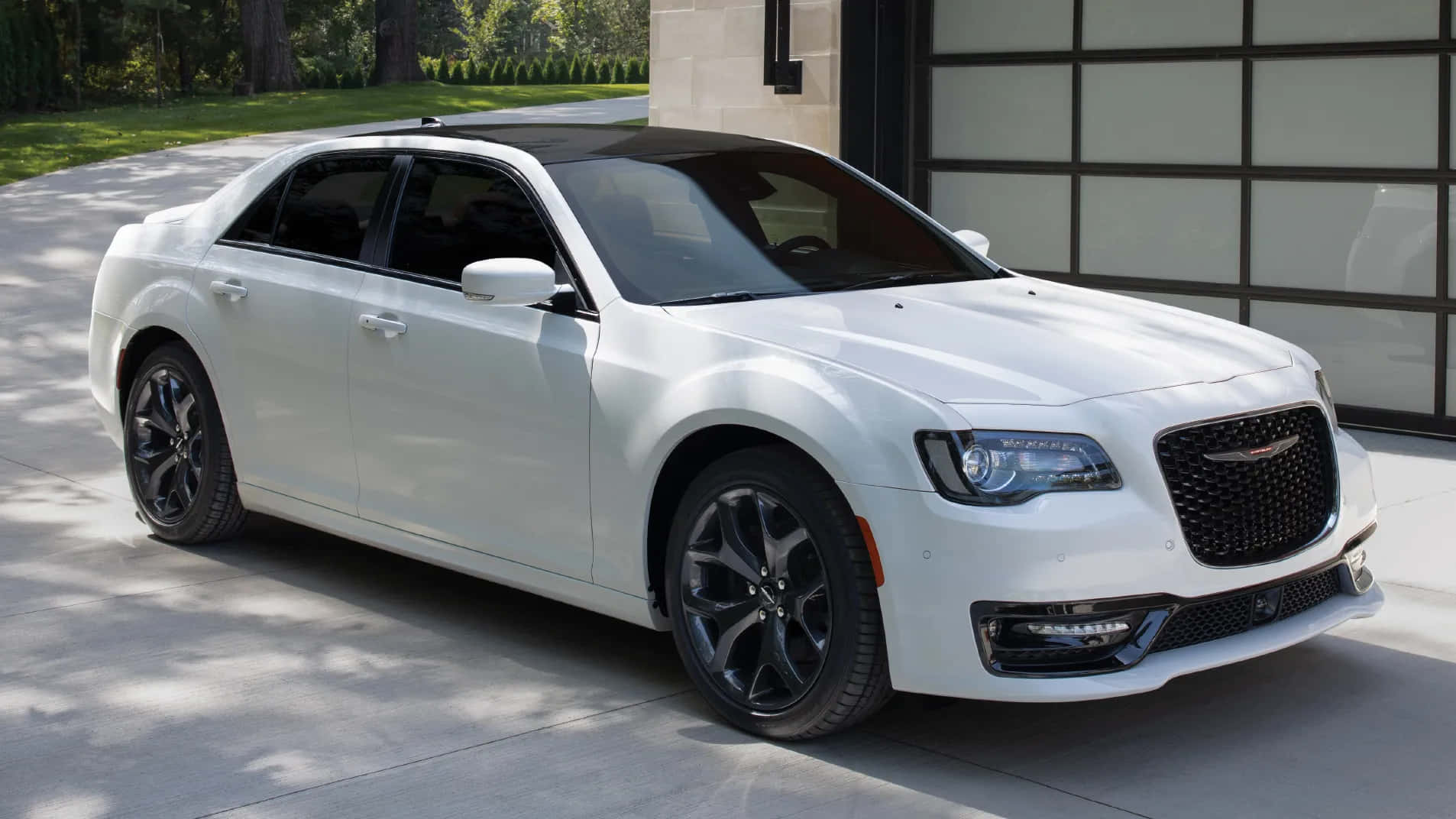Chrysler 300 桌布 壁紙 — 一輛時尚的白色 Chrysler 300 轎車，帶有黑色飾邊，停在現代車庫旁的混凝土車道上。